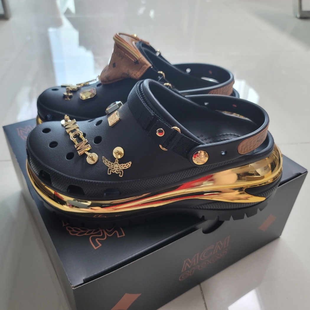 Crocs x MCM Mega Crush Clog Black (With Belt Bag Bracelet) 착용 스타일 - 2