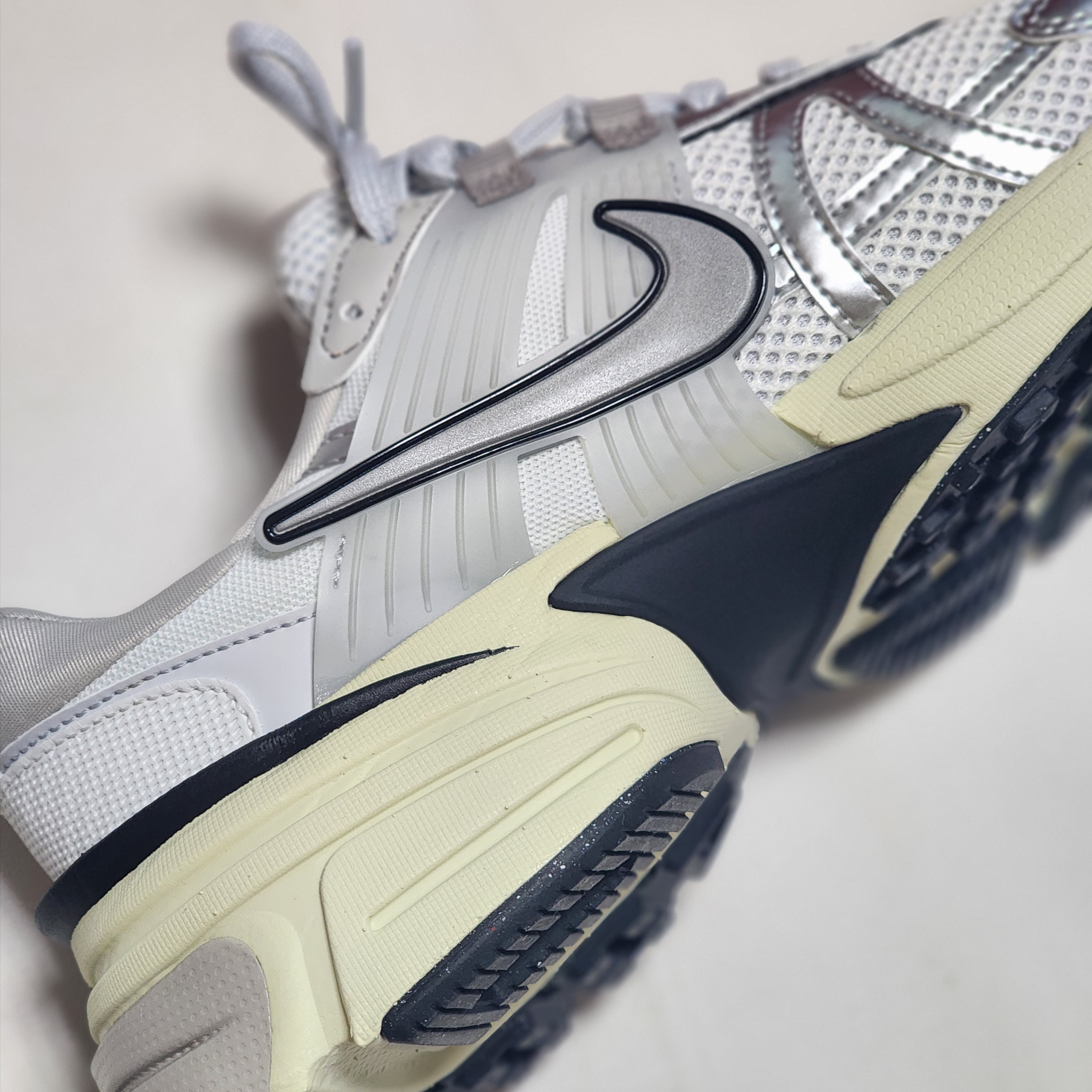 Nike V2K Run Summit White Metallic Silver 착용 스타일 - 4
