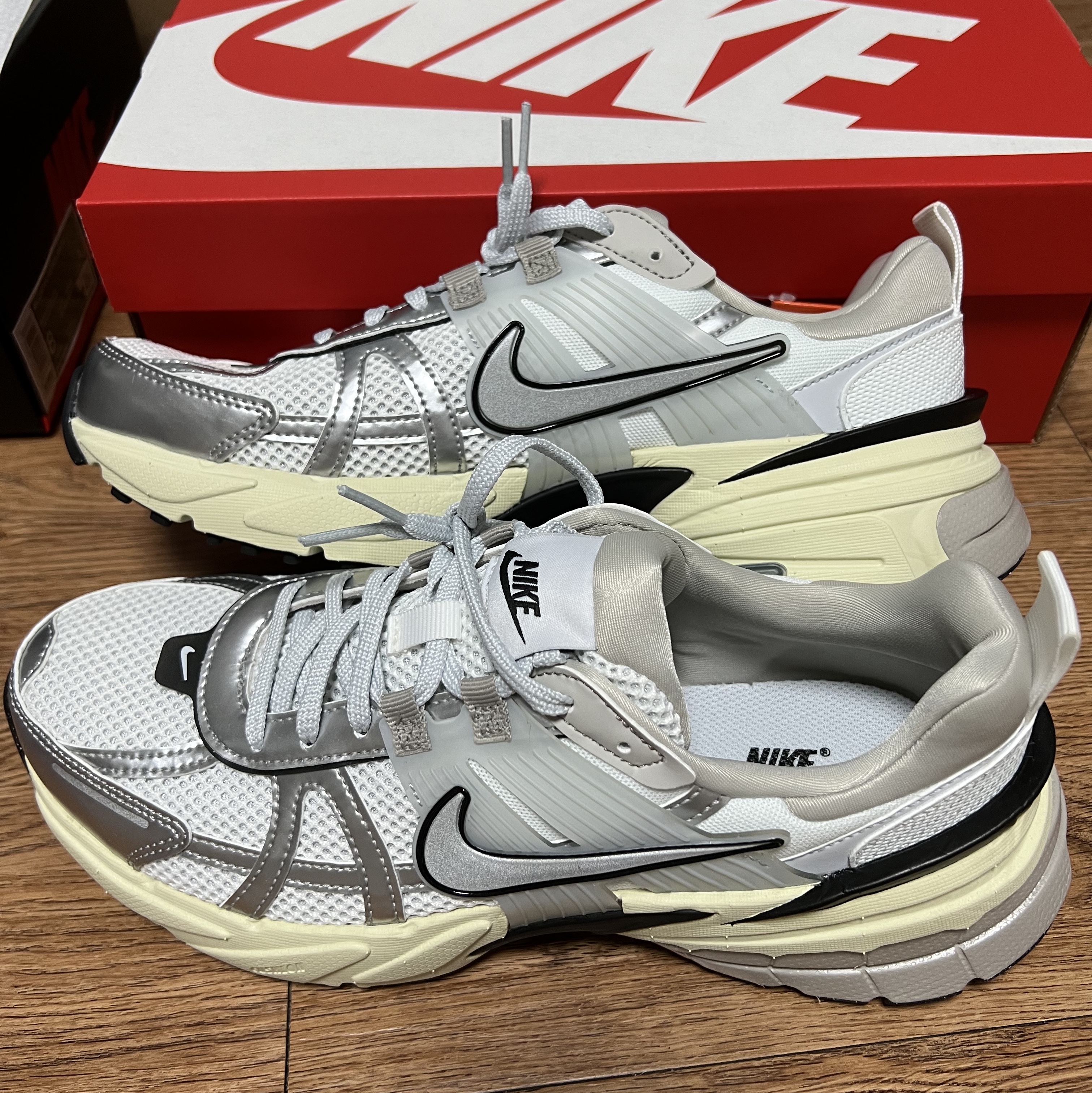 Nike V2K Run Summit White Metallic Silver 착용 스타일