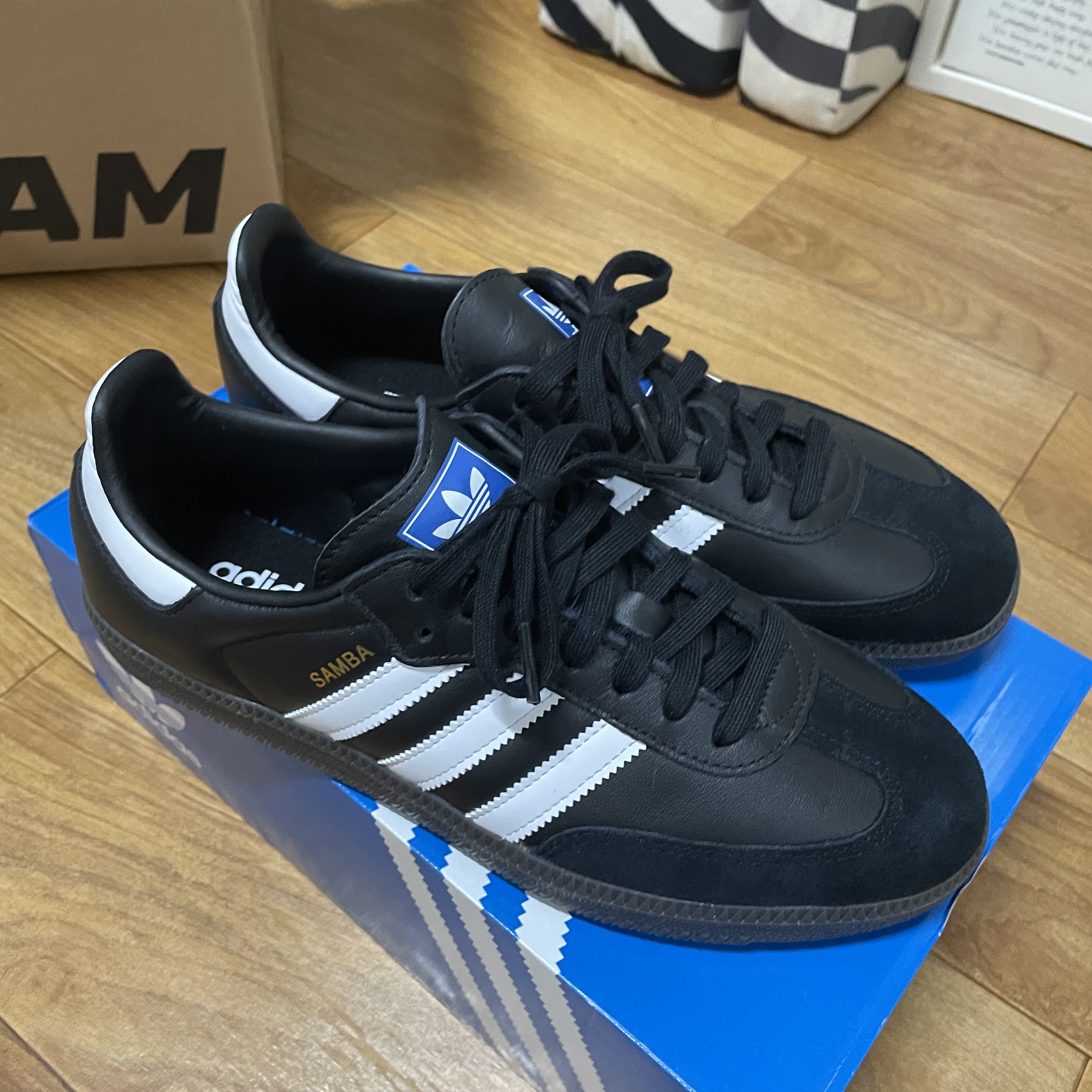 Adidas Samba OG Black White Gum 착용 스타일 - 2