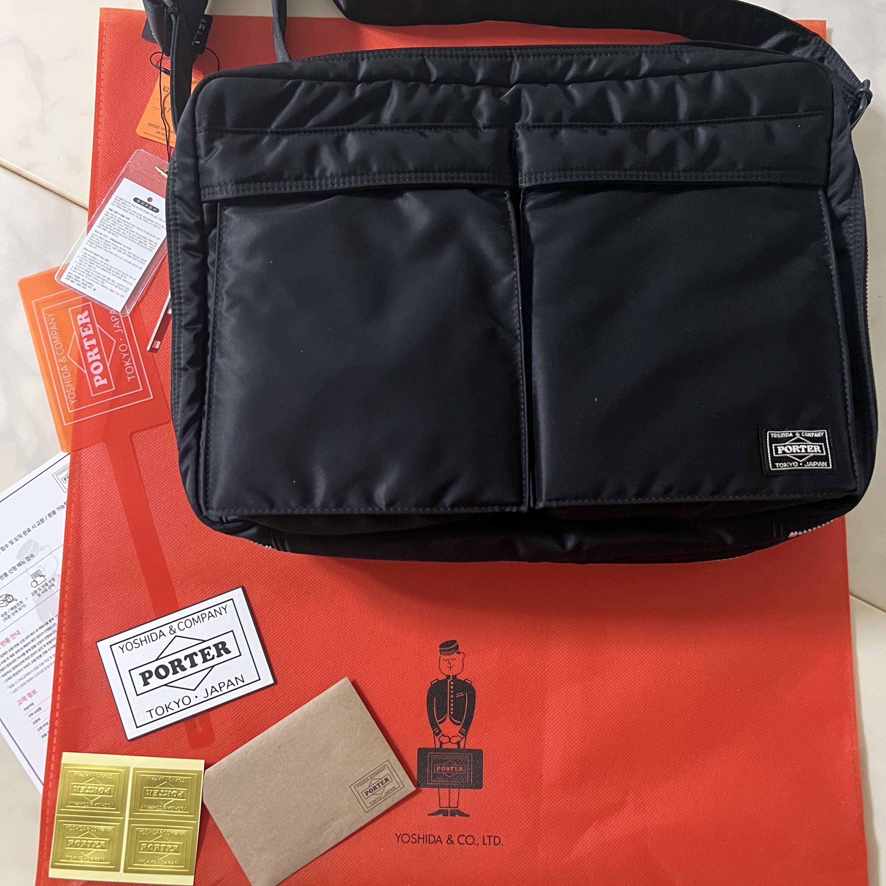 Porter Tanker Shoulder Bag Black 착용 스타일 - 4
