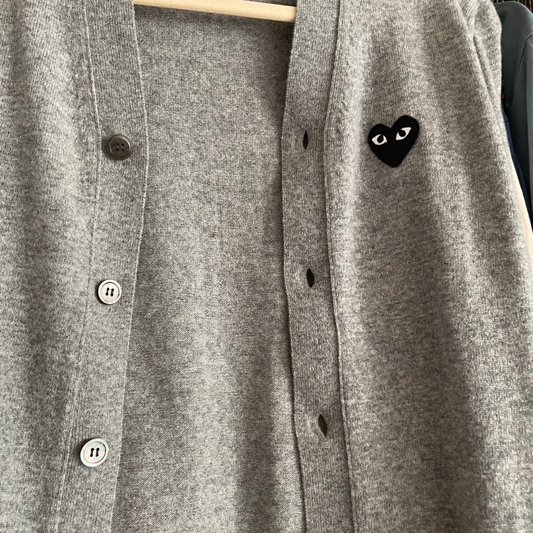 Play Comme des Garcons Black Heart Knit Cardigan Grey 착용 스타일