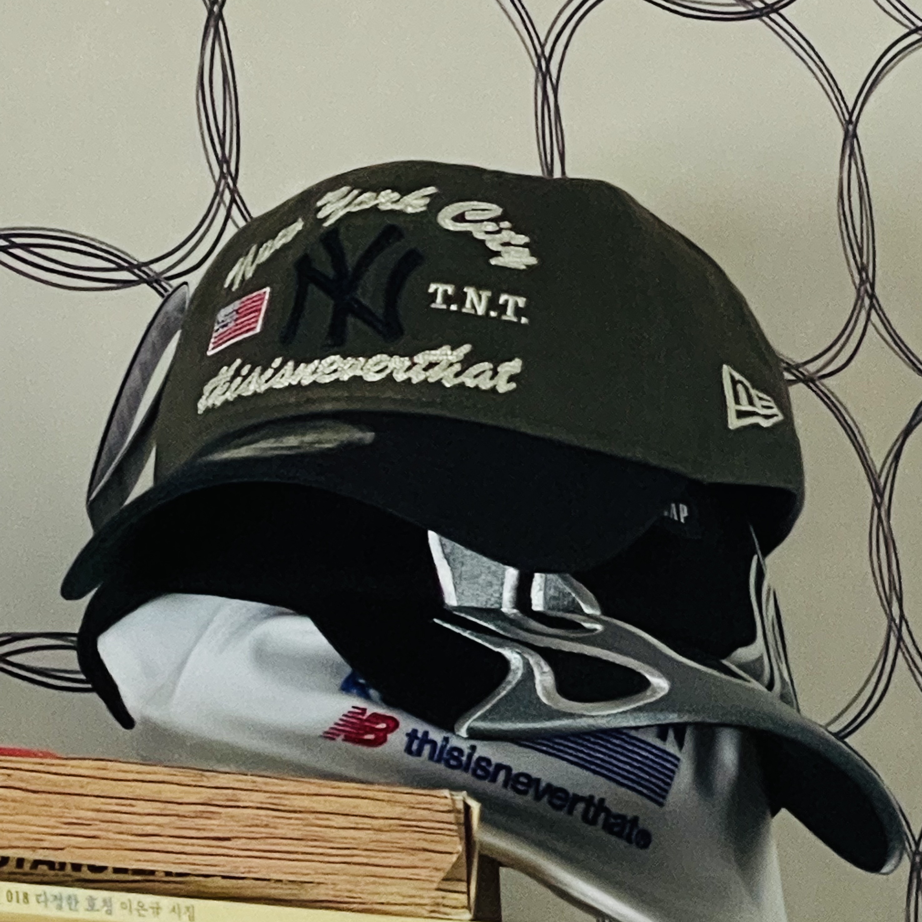 Thisisneverthat x New Era x MLB New York Yankees Unstructured Ball Cap Moss Navy, Yeezy Gap Engineered By Balenciaga Flame Cap Black 착용 스타일