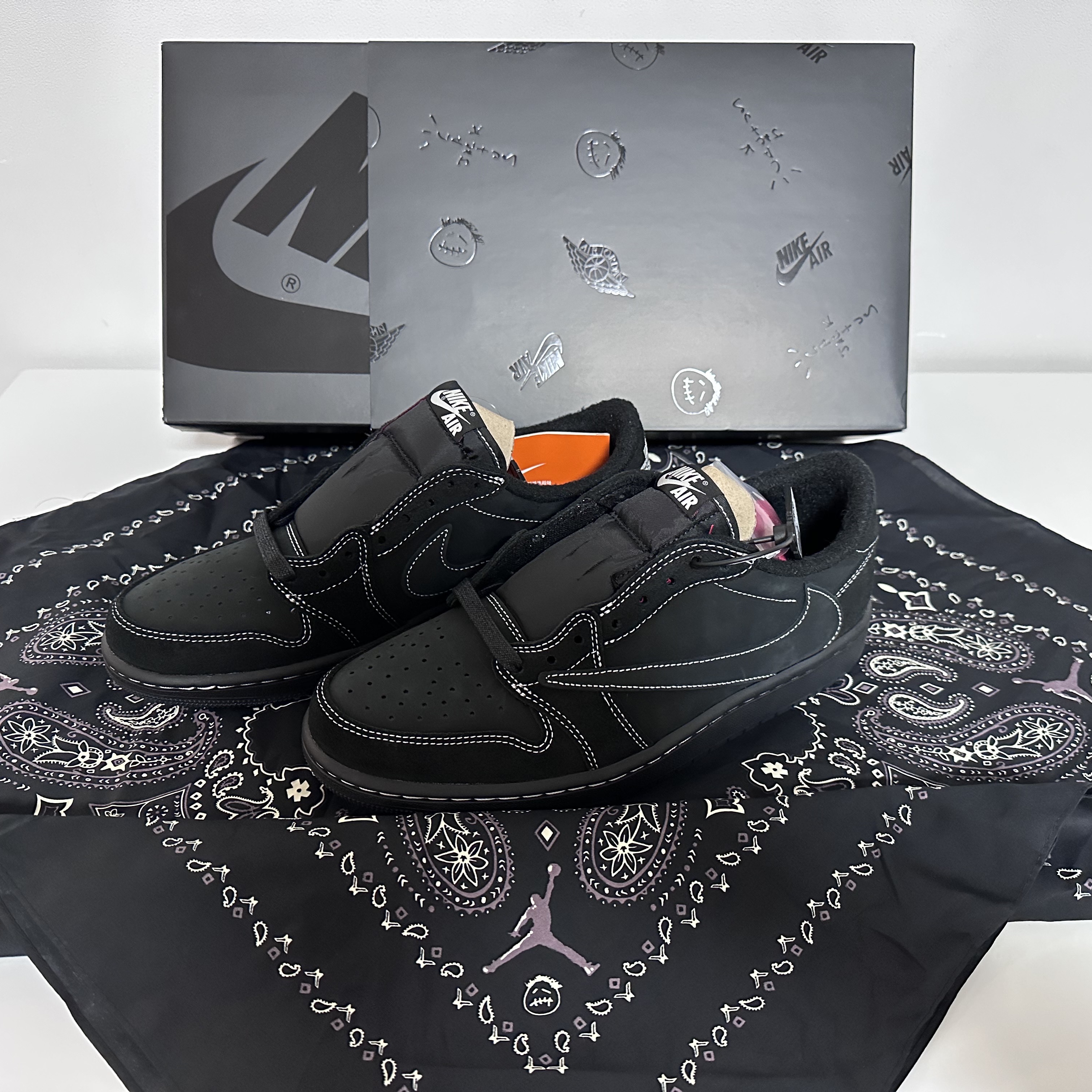 Jordan 1 x Travis Scott Retro Low OG SP Black Phantom 착용 스타일
