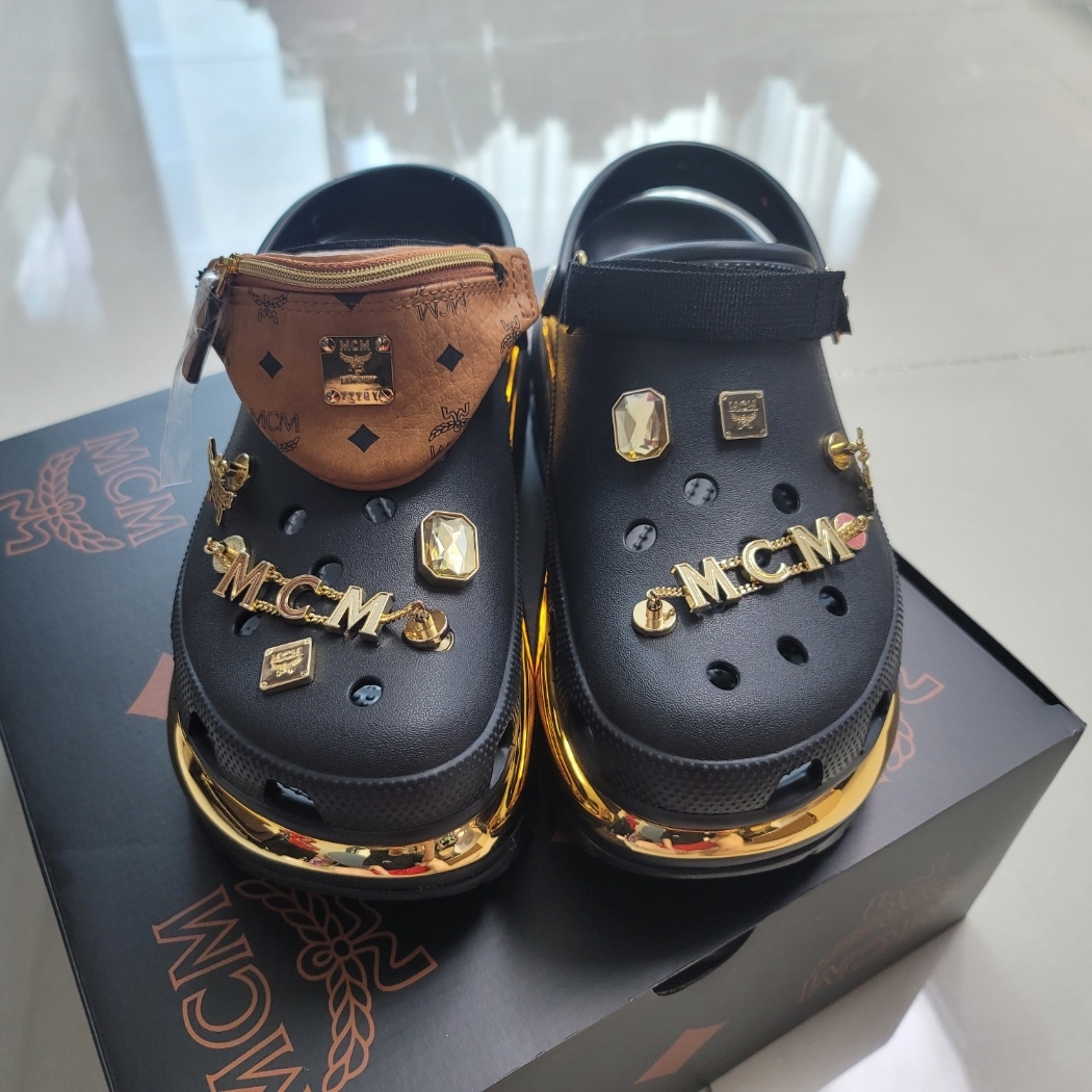 Crocs x MCM Mega Crush Clog Black (With Belt Bag Bracelet) 착용 스타일 - 3