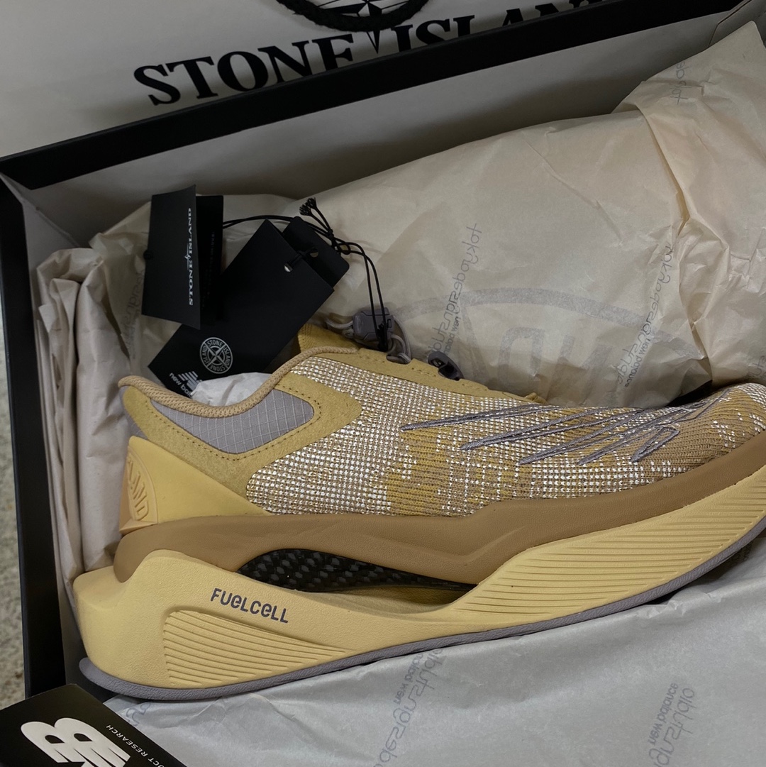 New Balance x Stone Island x Tokyo Design Studios FuelCell C1 Beige 착용 스타일 - 1