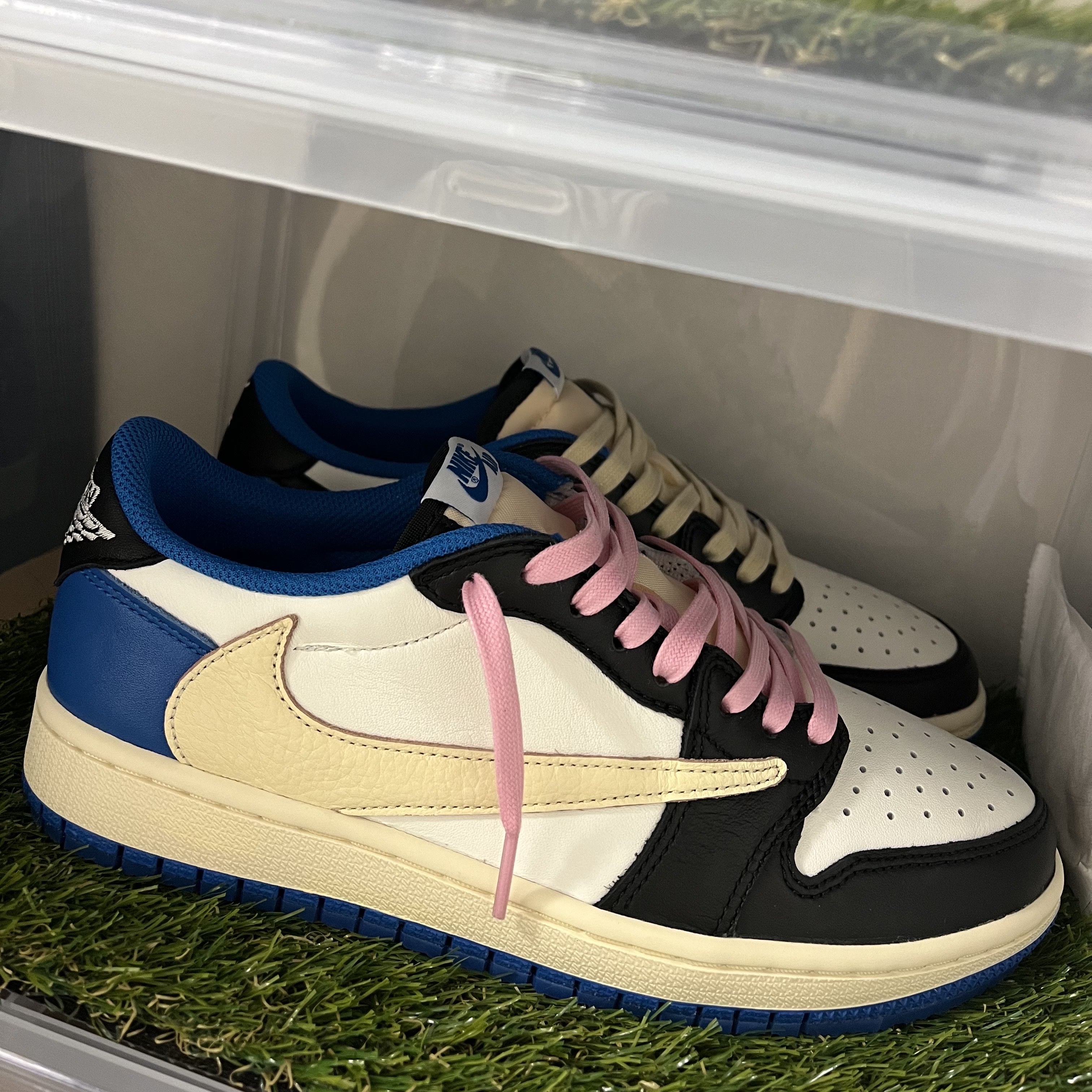 Jordan 1 x Travis Scott x Fragment Retro Low OG SP Military Blue 착용 스타일 - 1
