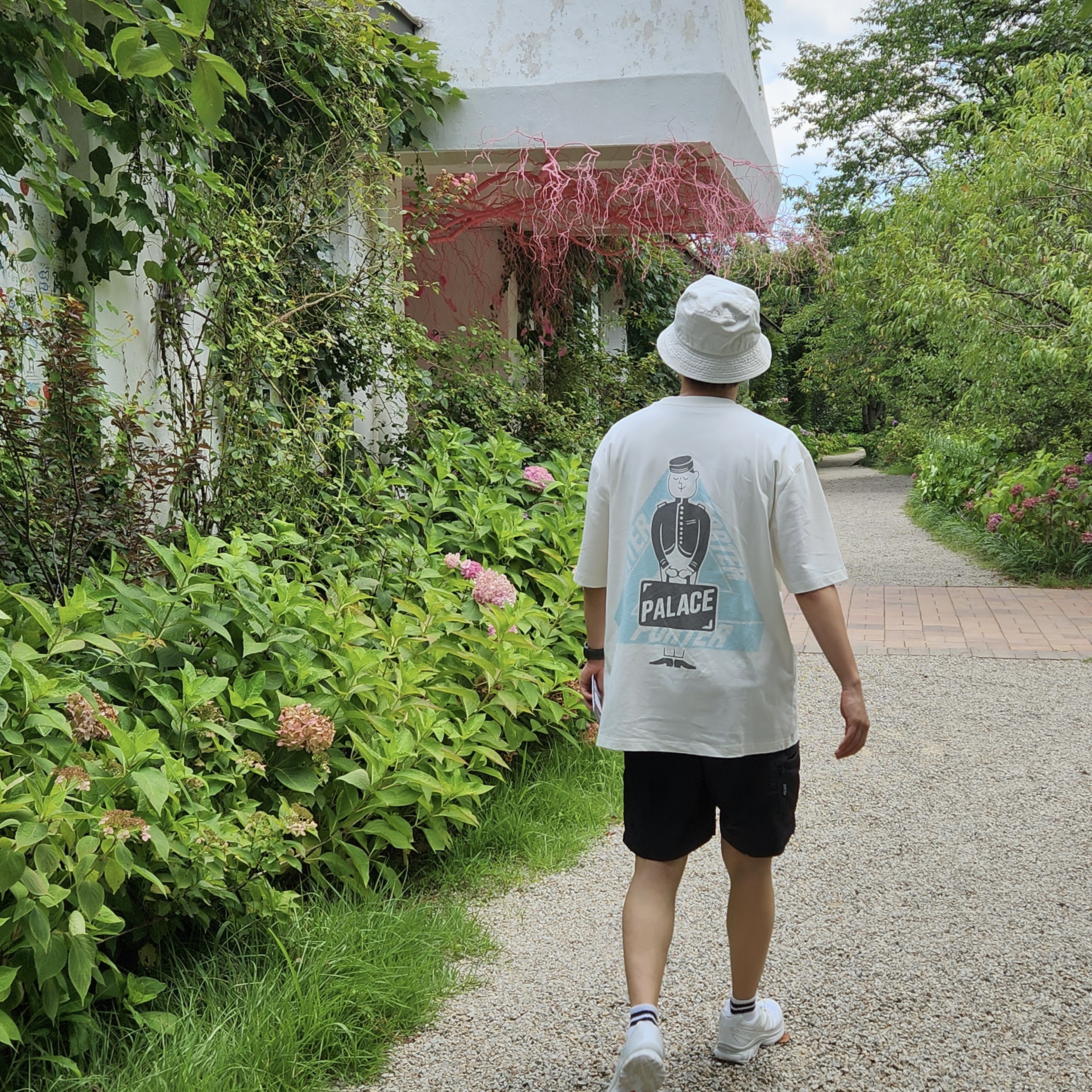 Palace x Porter Tri-Ferg Bell Boy T-Shirt White, Nike Futura Washed Bucket Hat Light Bone 착용 스타일 - 1