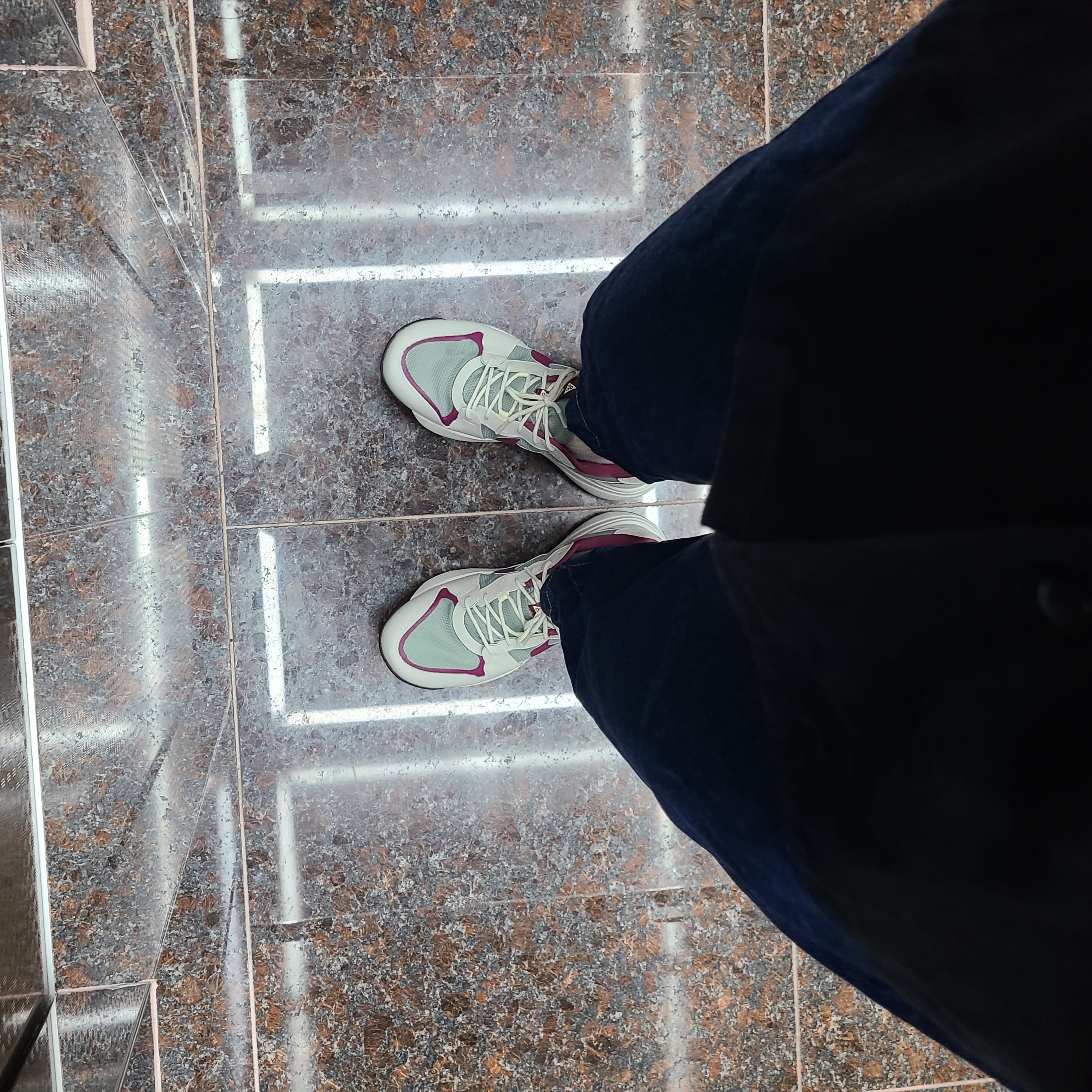 Nike ACG Lowcate Mica Green Light Bone 착용 스타일 - 2