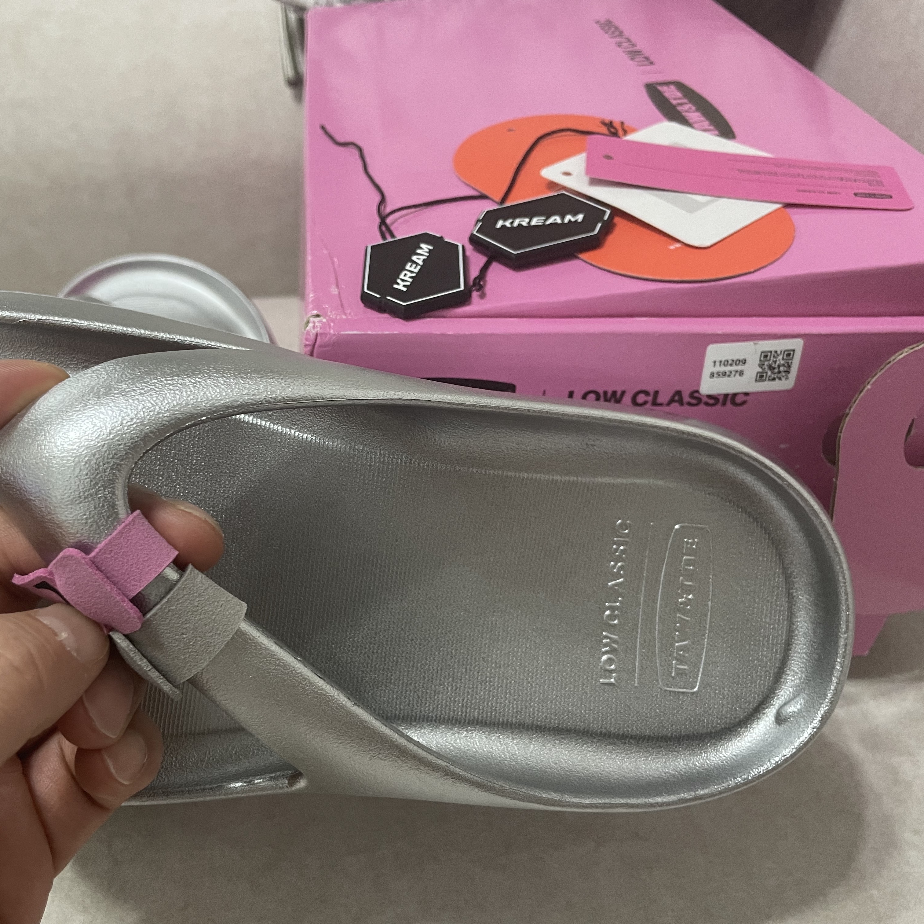 Taw&Toe x Low Classic Platform Flip Flop Silver 착용 스타일 - 5