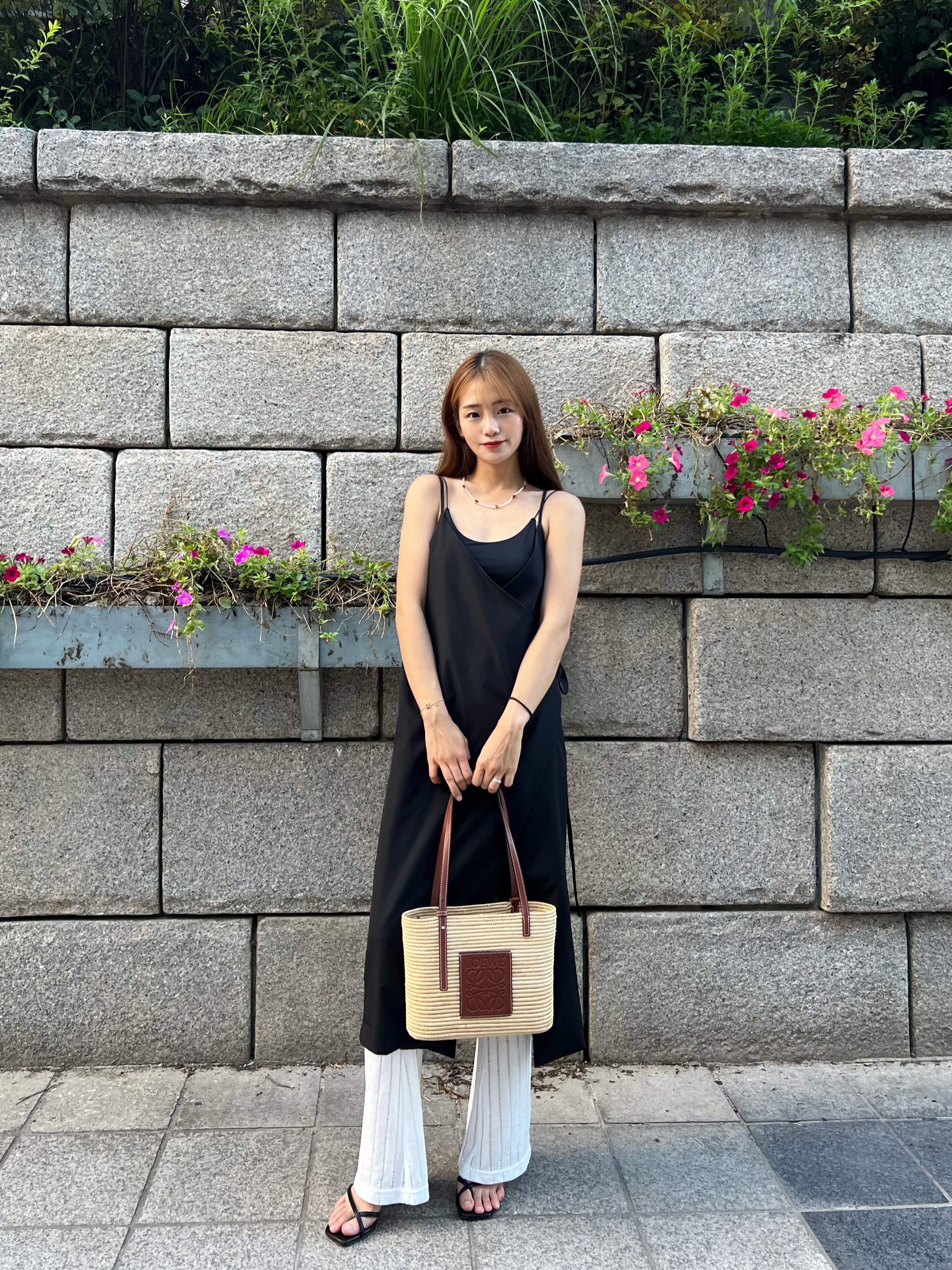 Loewe Small Square Basket Bag in Raffia and Calfskin Natural Pecan, Tiffany & Co. 1837 Ring Narrow Silver 착용 스타일 - 1