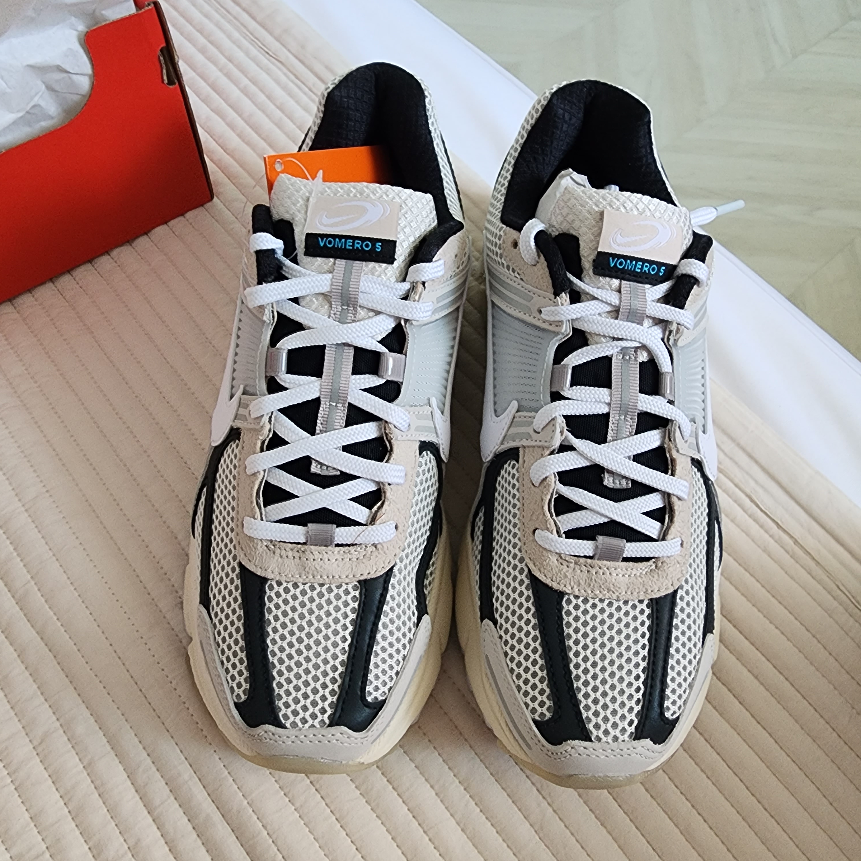 Nike Zoom Vomero 5 Light Bone and Black 착용 스타일 - 1