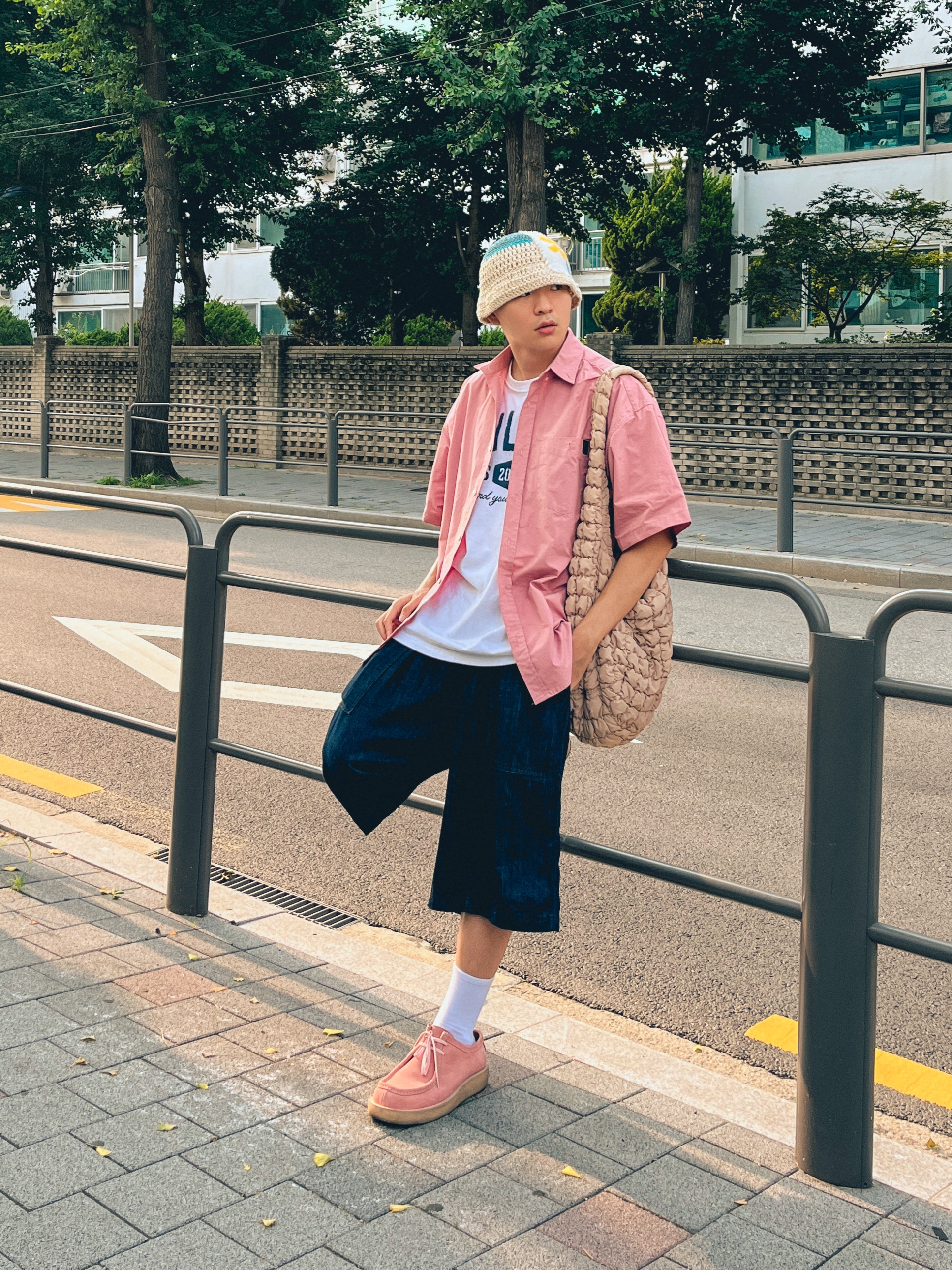 COS Quilted Oversized Shoulder Bag Beige 착용 스타일 - 1