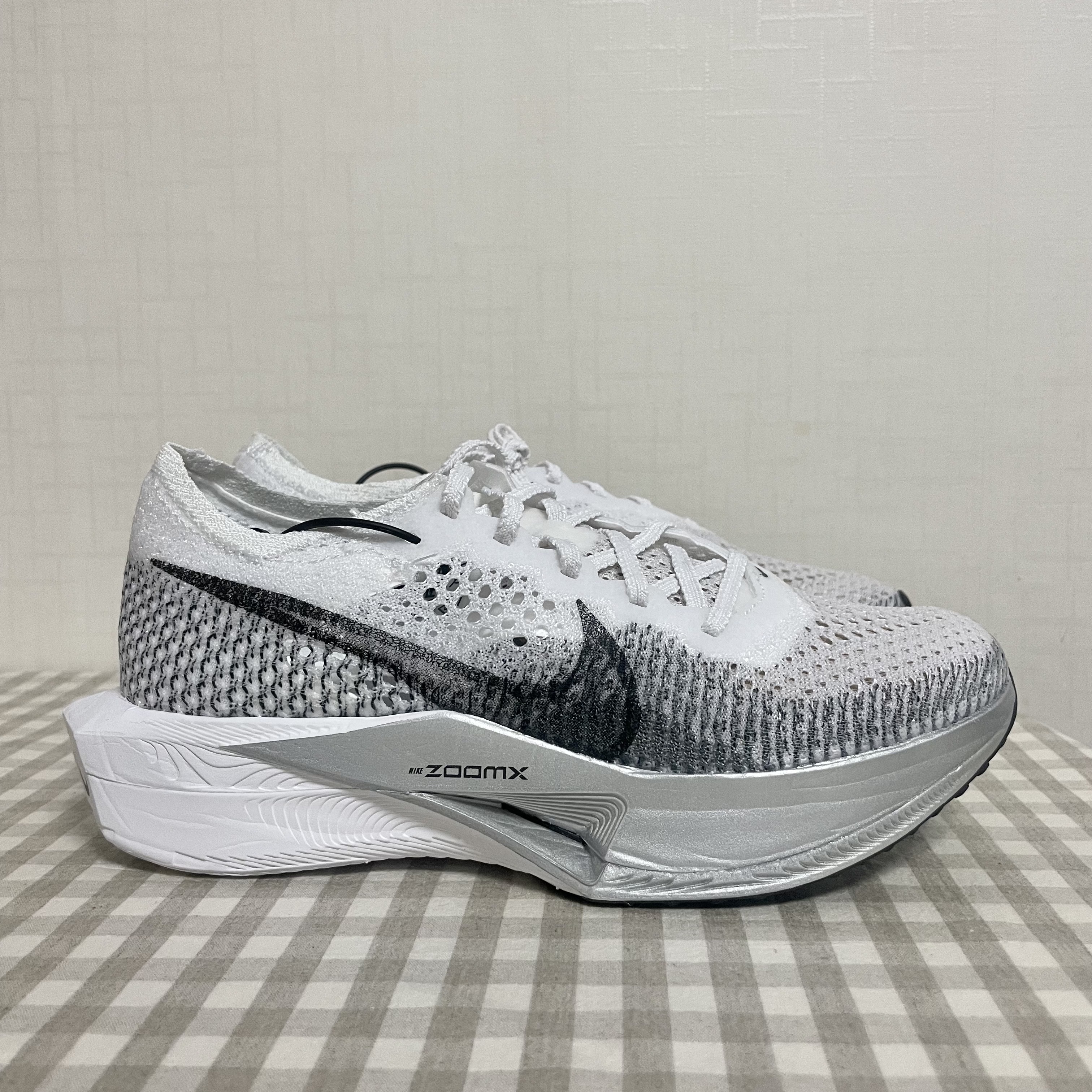 (W) Nike ZoomX Vaporfly Next% 3 White Particle Grey 착용 스타일 - 2