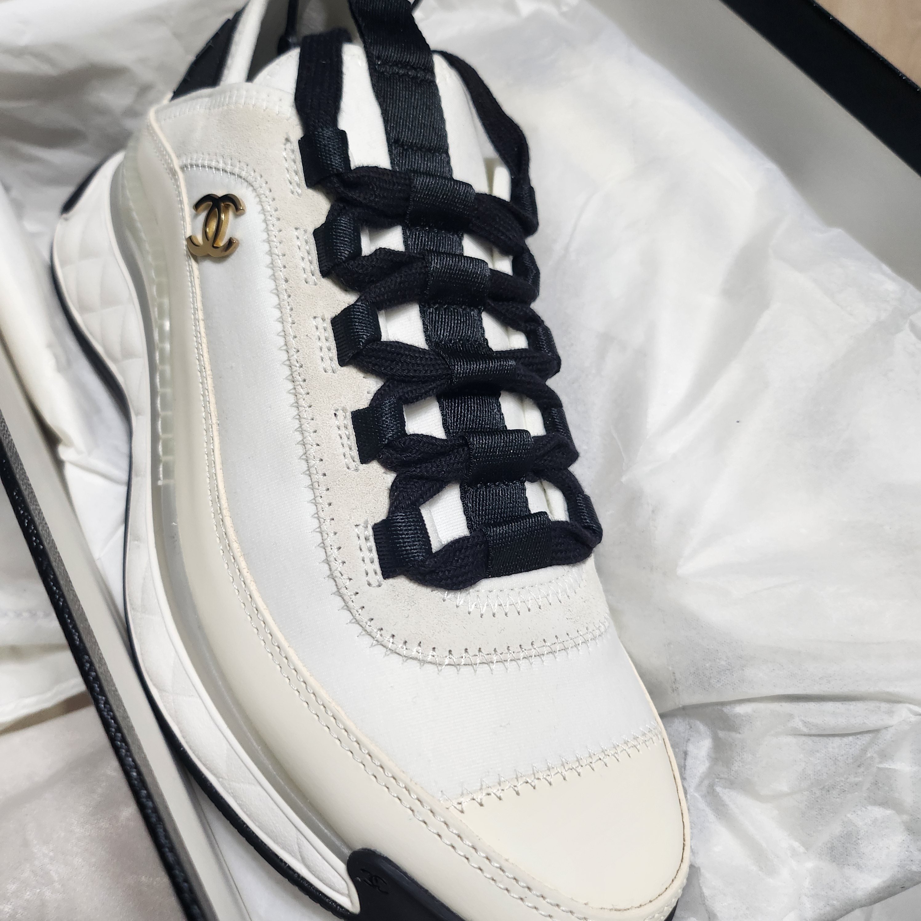 (W) Chanel Mixed Fibers Sneakers Velvet Calfskin & Gold Ivory 착용 스타일 - 1