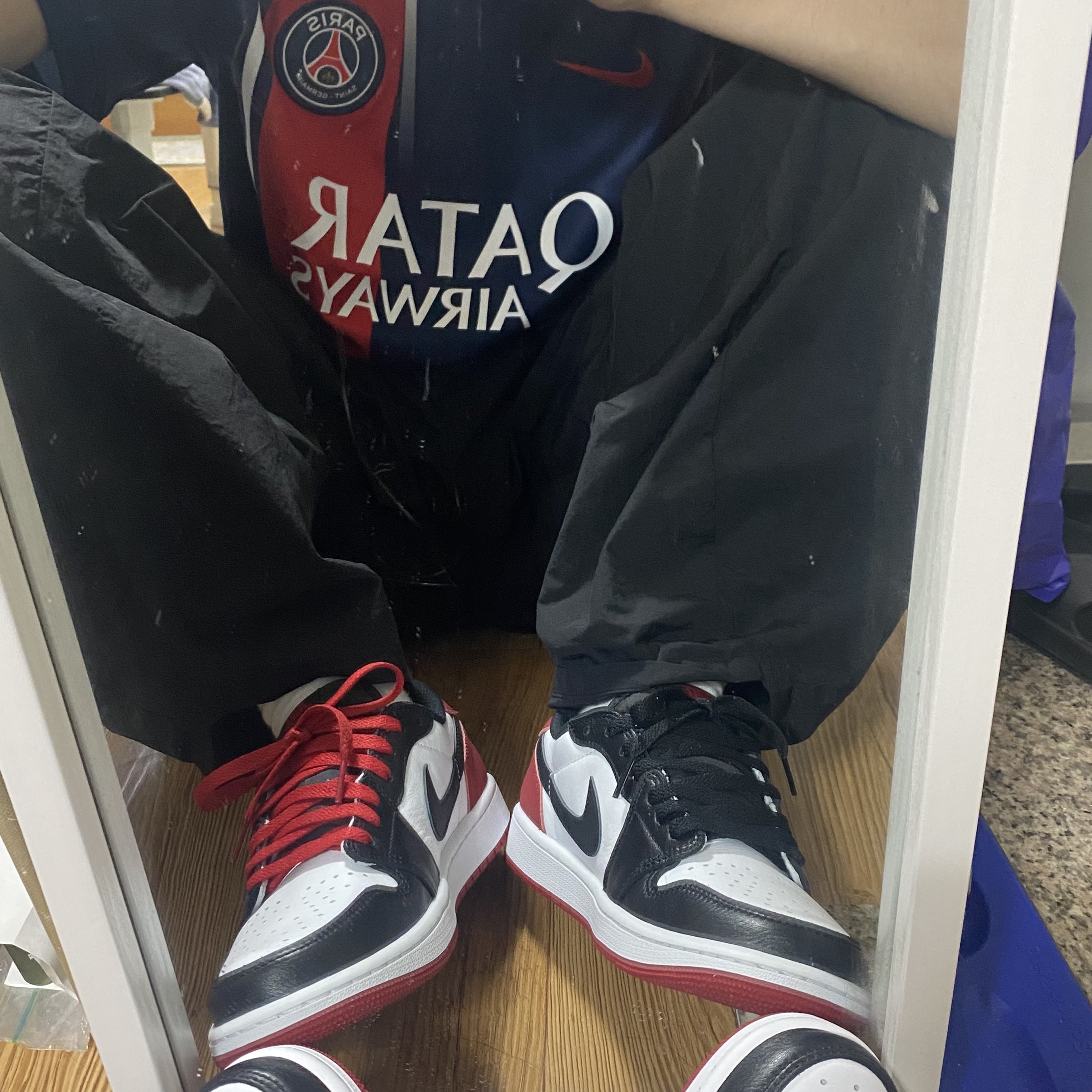 Nike Paris Saint-Germain 2023/24 Dri-Fit Stadium Home Jersey Midnight Navy (Non Marking Ver.), Jordan 1 Retro Low OG Black Toe 착용 스타일