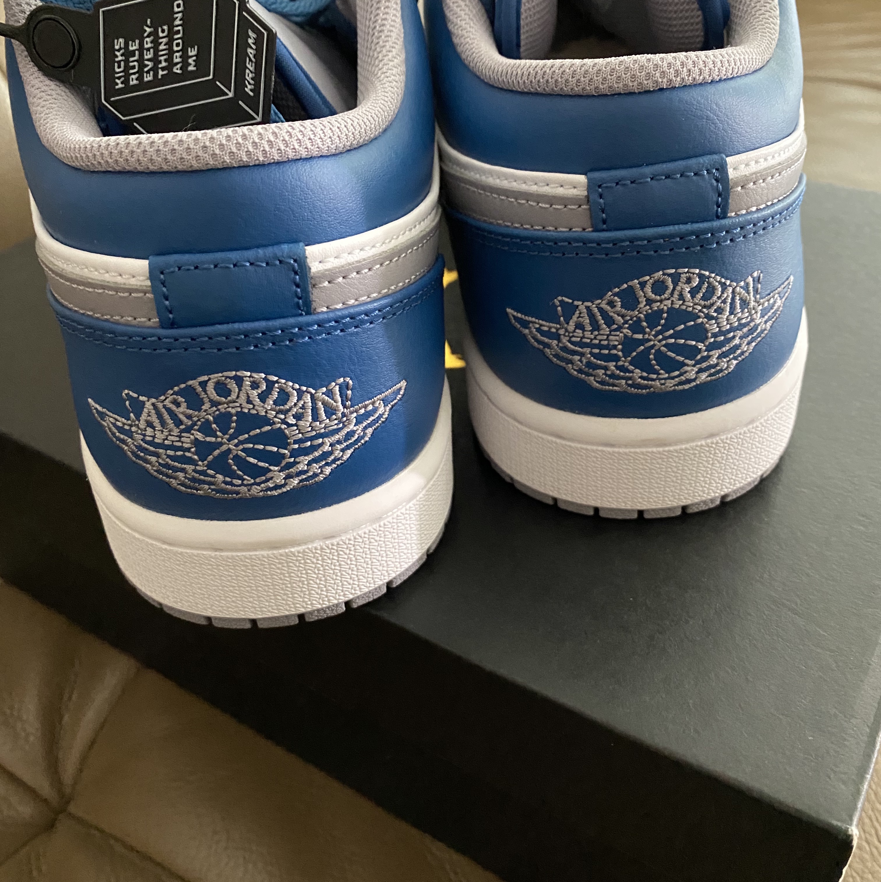Jordan 1 Low True Blue Cement Grey 착용 스타일 - 2