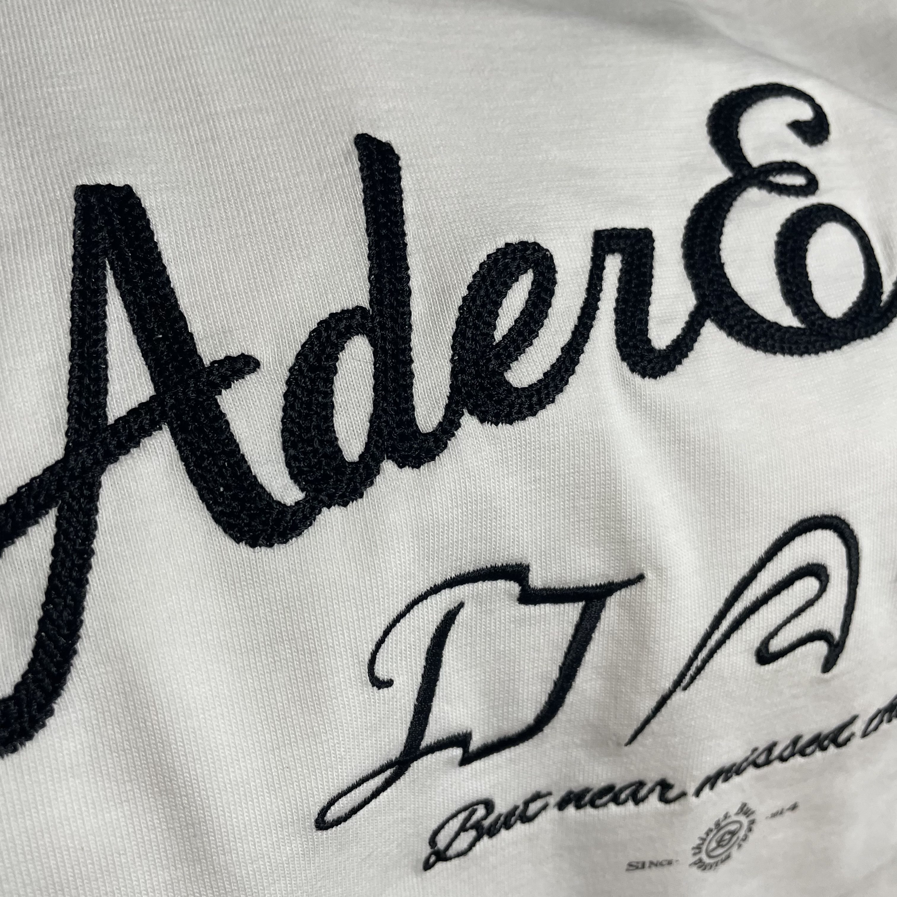 Ader Error Sollec T-Shirt White 착용 스타일 - 2