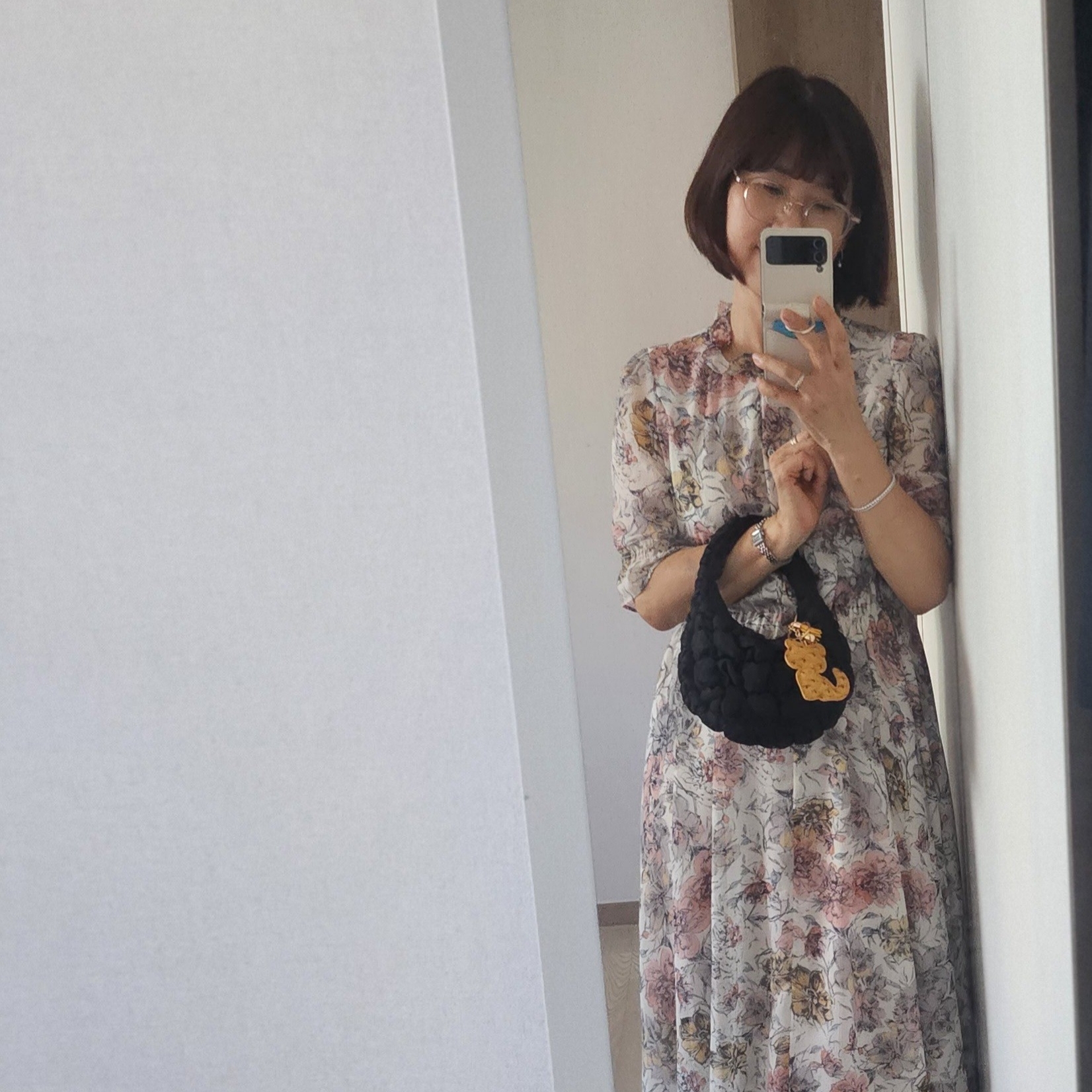 COS Quilted Micro Bag Black 착용 스타일