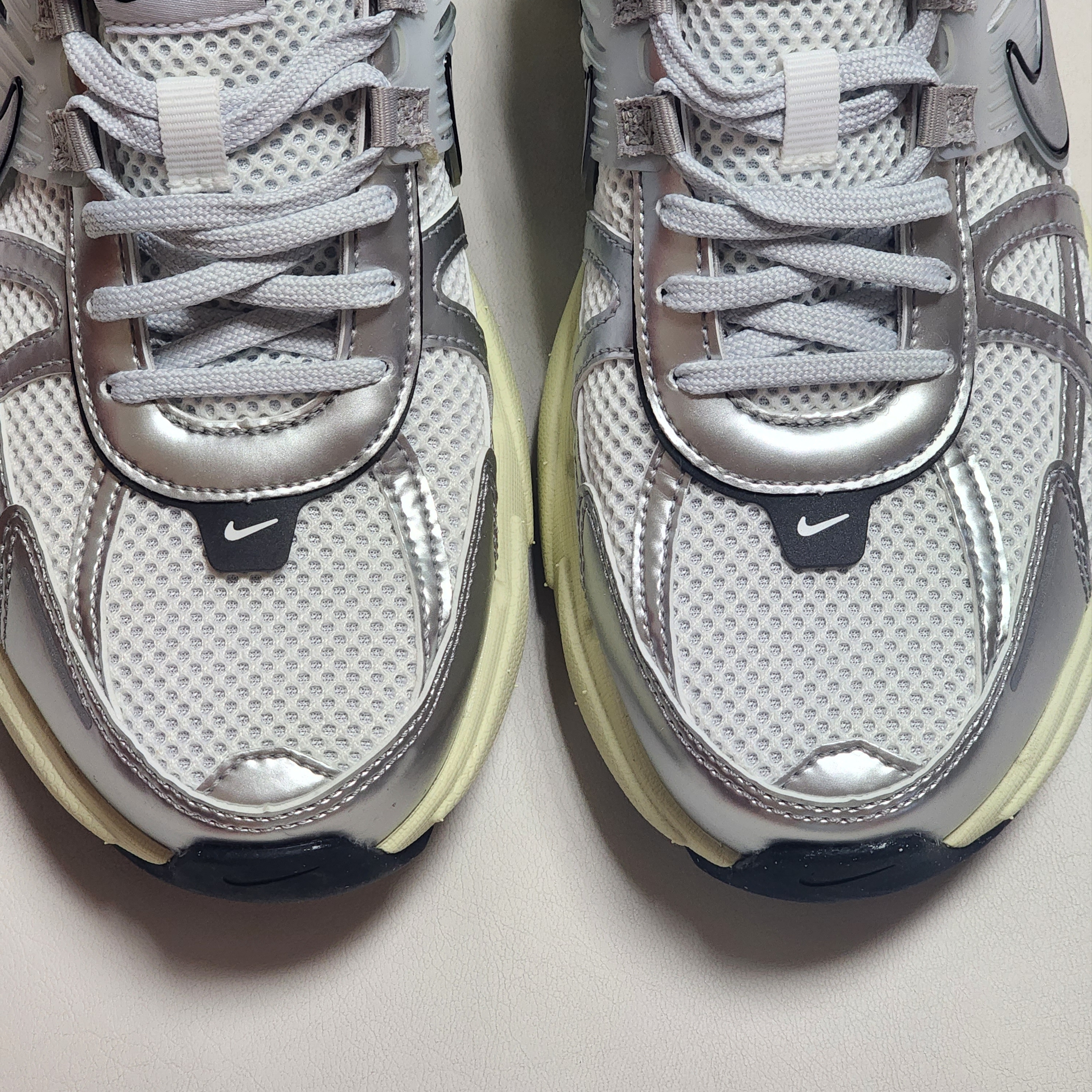 Nike V2K Run Summit White Metallic Silver 착용 스타일 - 2