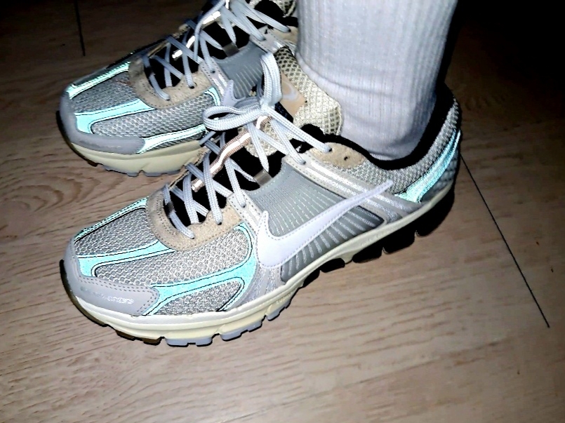 Nike Zoom Vomero 5 Light Bone and Black 착용 스타일 - 2