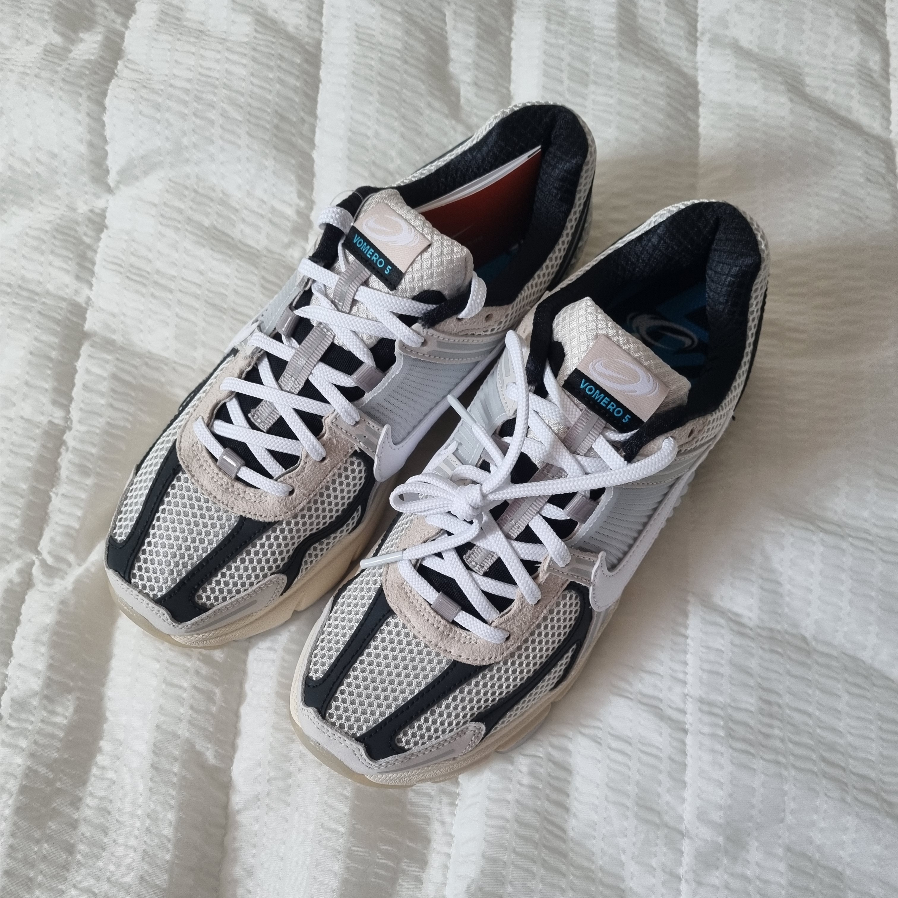 Nike Zoom Vomero 5 Light Bone and Black 착용 스타일 - 1