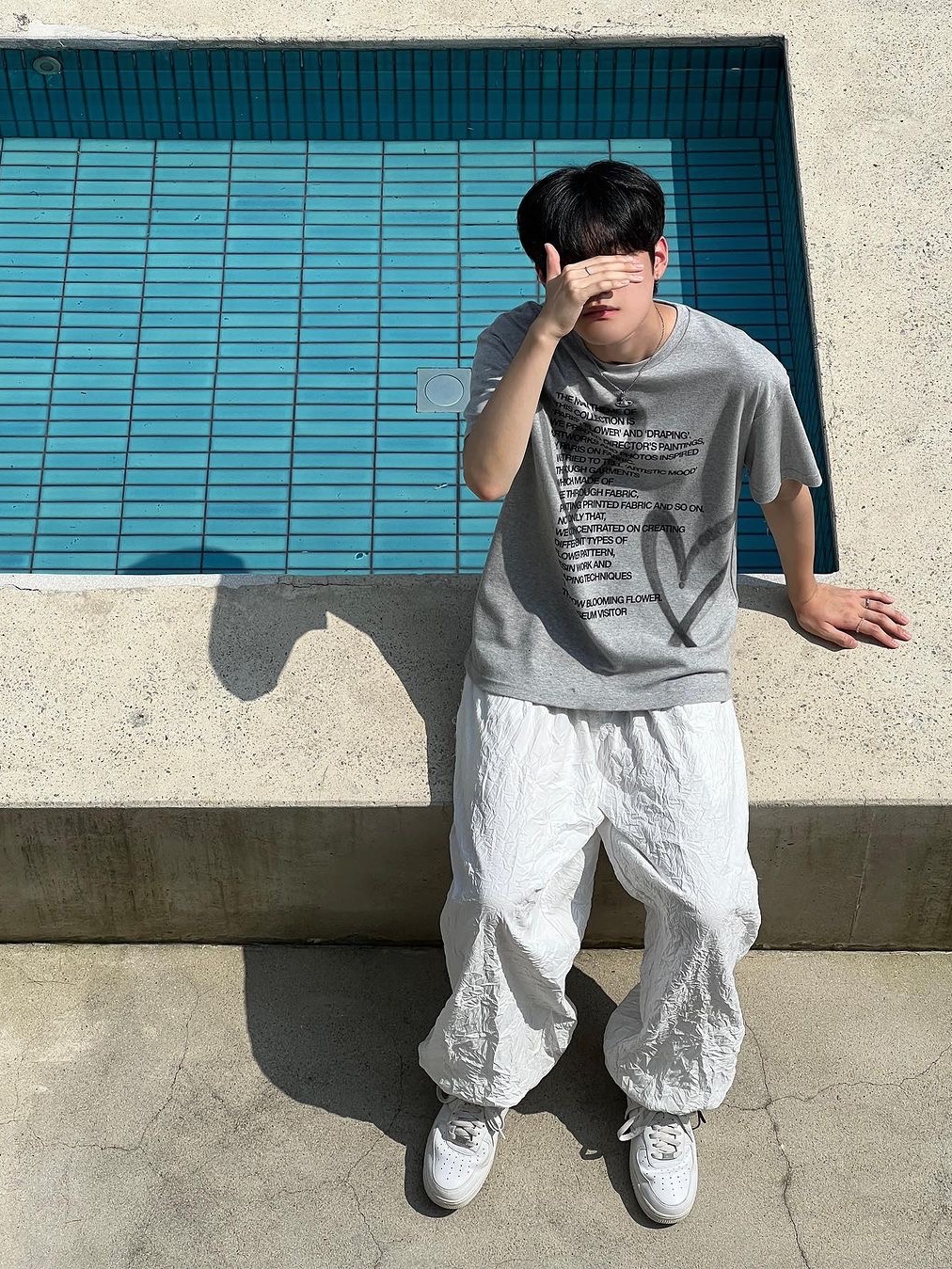 The Museum Visitor Heart Sprayed T-Shirt Grey, The Museum Visitor Heart Sprayed T-Shirts Black 착용 스타일 - 1