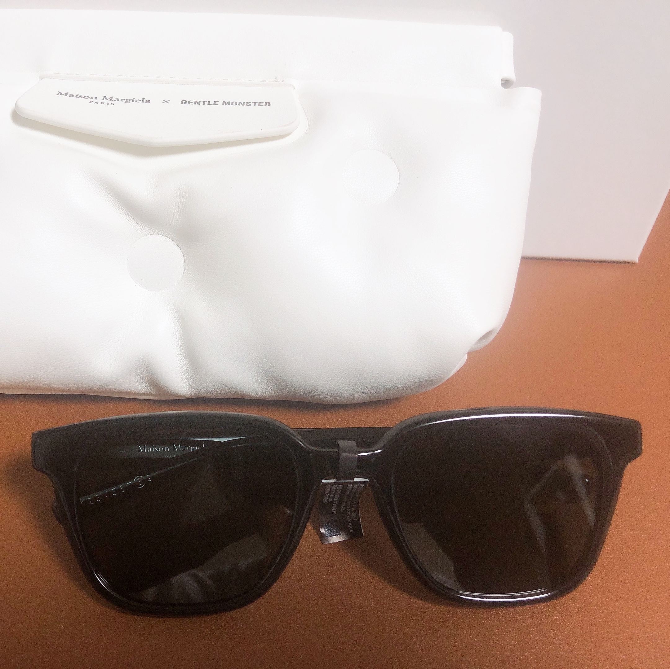 Gentle Monster x Maison Margiela MM007 Black Black 착용 스타일 - 2