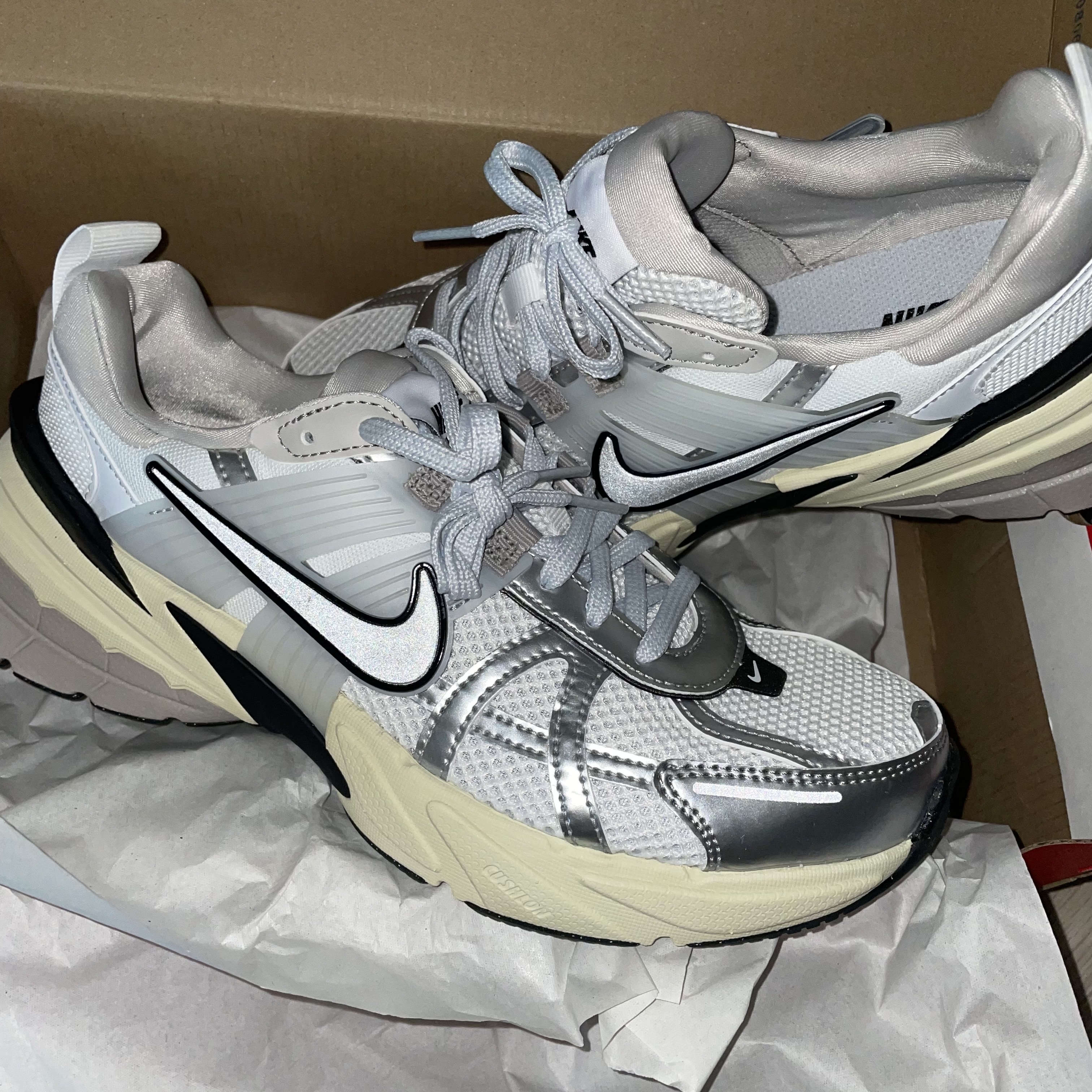 Nike V2K Run Summit White Metallic Silver 착용 스타일 - 2