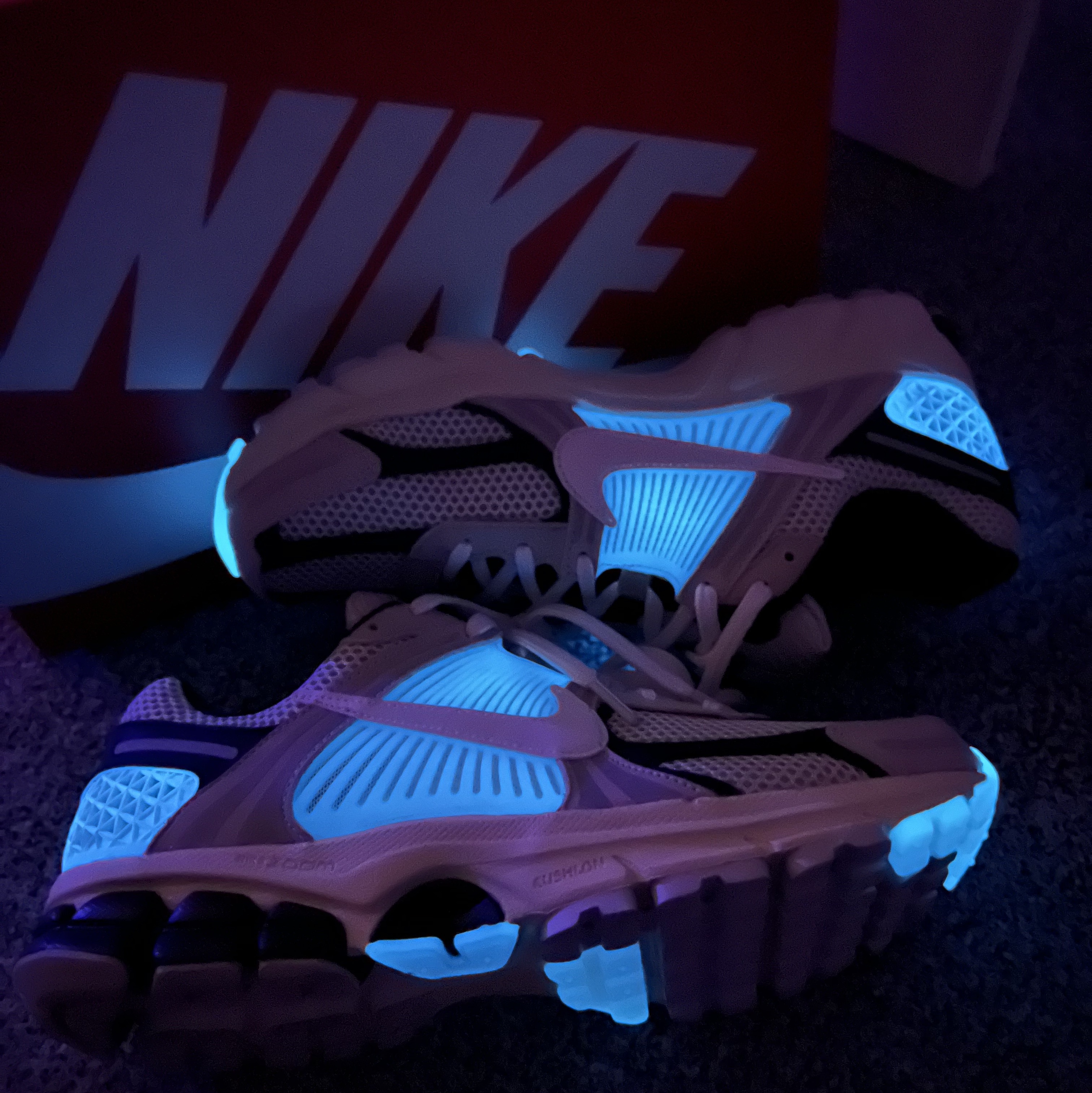 Nike Zoom Vomero 5 Light Bone and Black 착용 스타일
