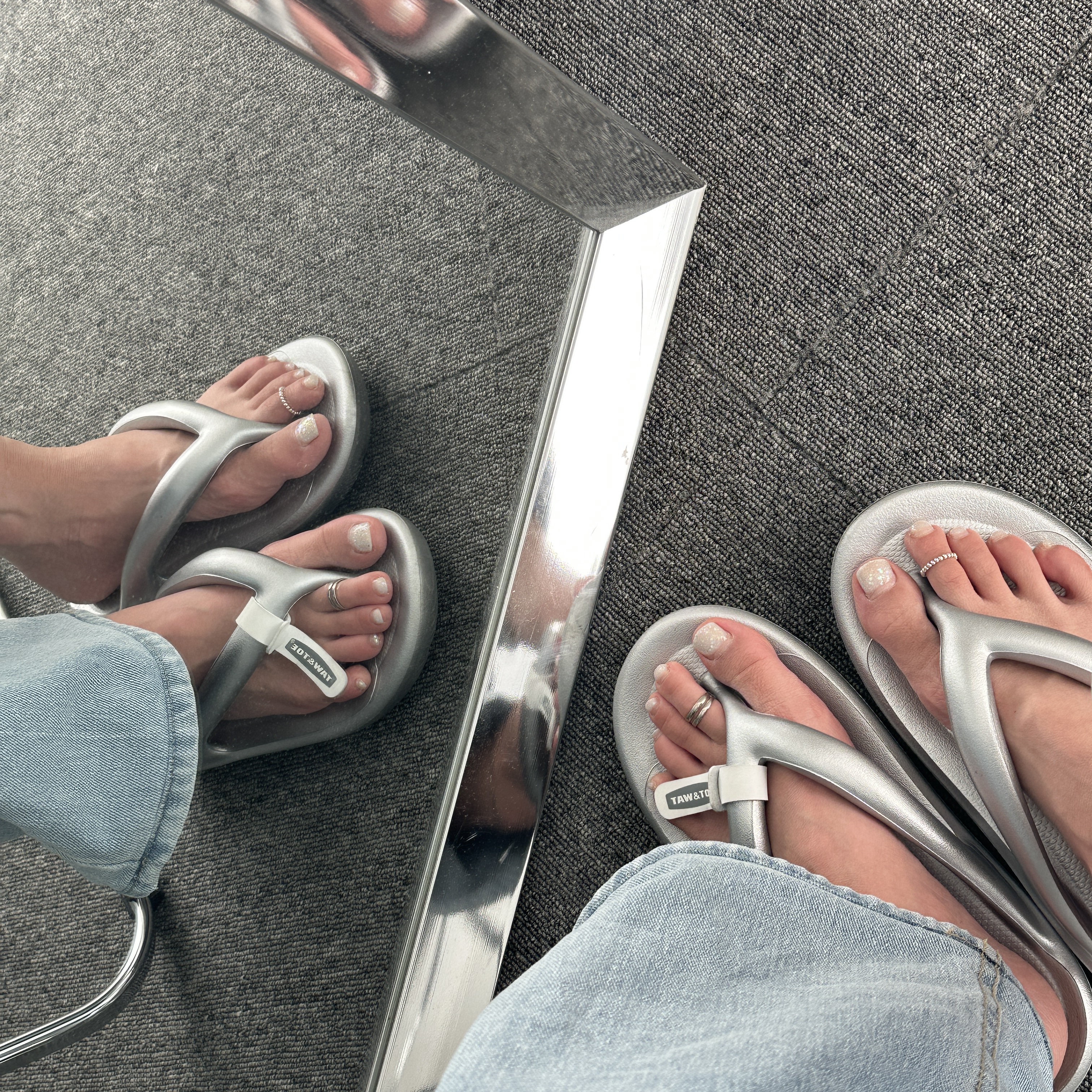 Taw&Toe Flip Flop Zerovity OG Light Silver 착용 스타일 - 1