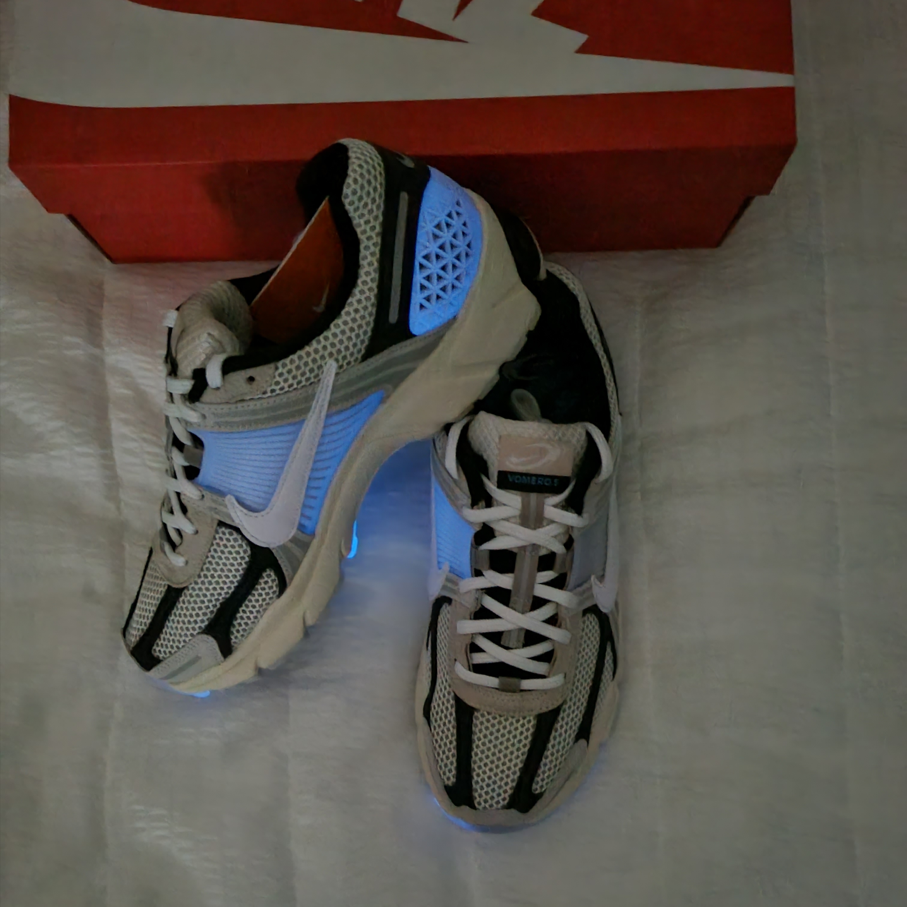 Nike Zoom Vomero 5 Light Bone and Black 착용 스타일 - 2