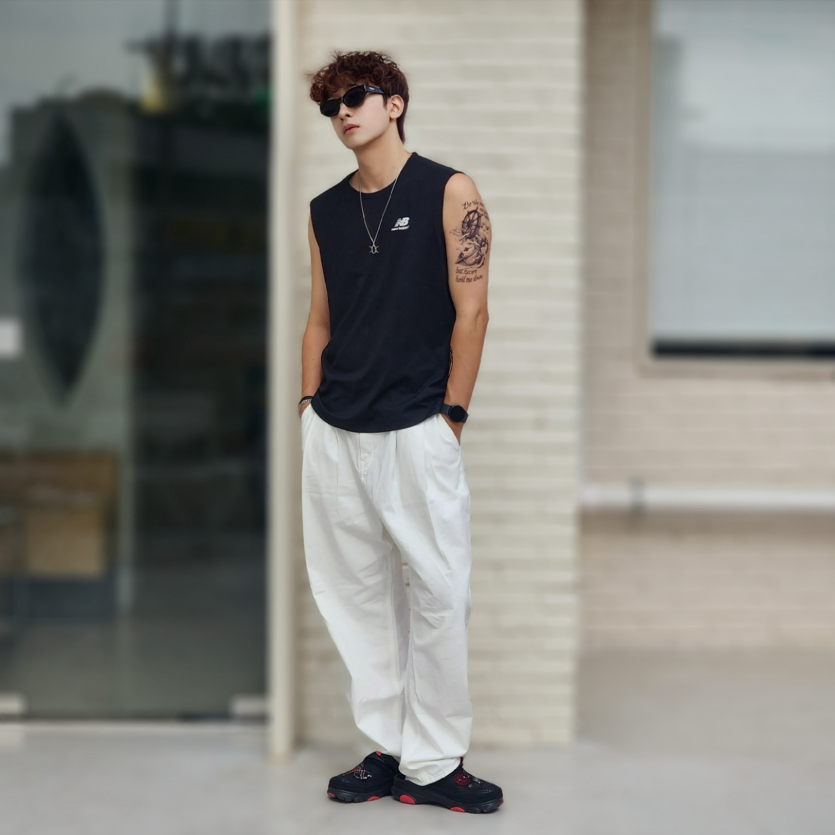 Crocs x Staple Classic All Terrain Clog Black 착용 스타일 - 2