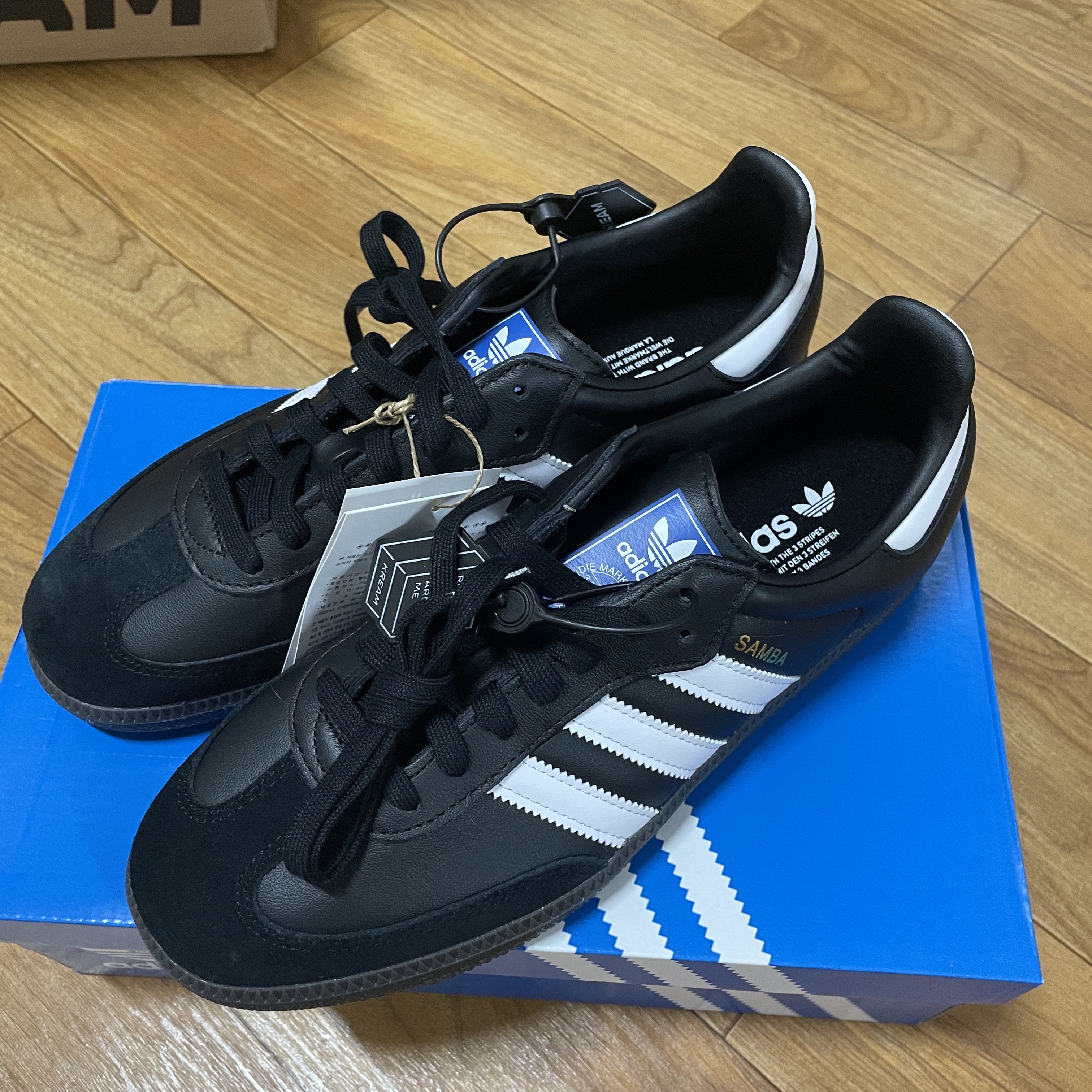 Adidas Samba OG Black White Gum 착용 스타일 - 1