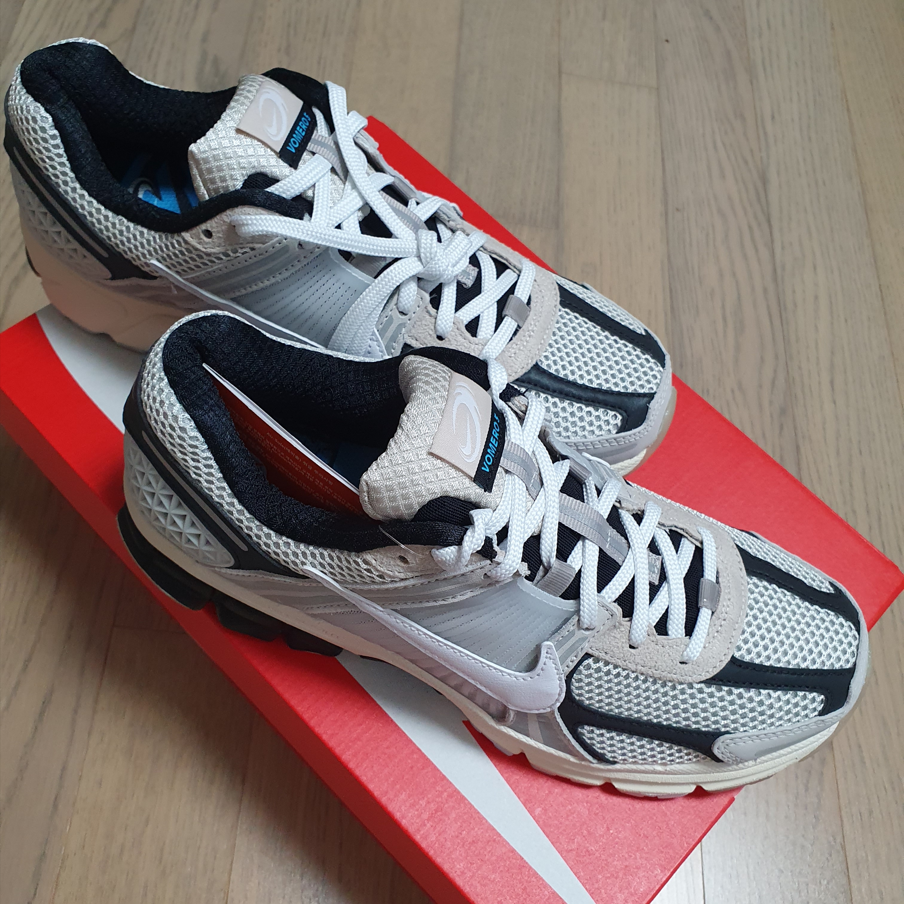 Nike Zoom Vomero 5 Light Bone and Black 착용 스타일 - 3
