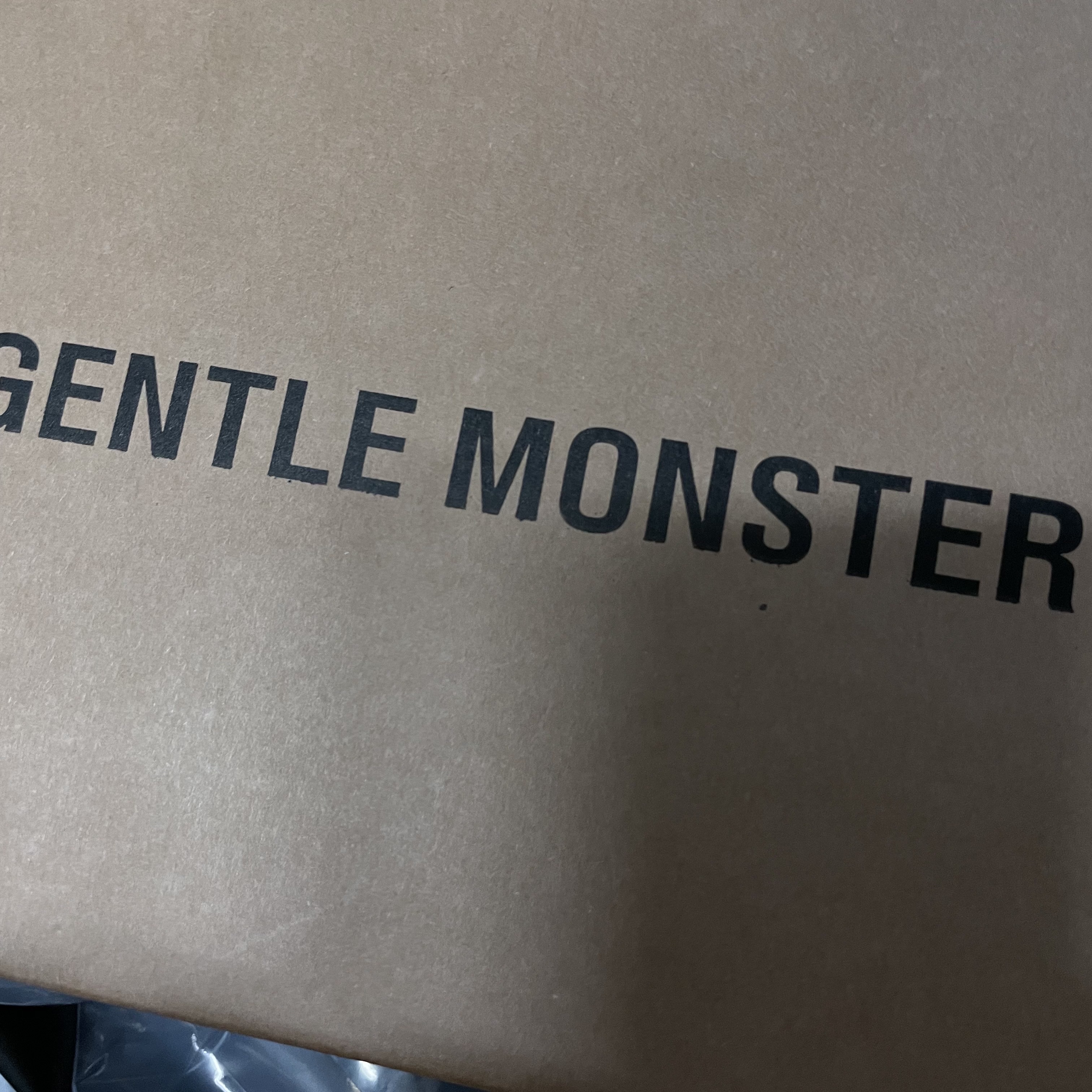 Gentle Monster x Maison Margiela MM004 Black Black 착용 스타일 - 2