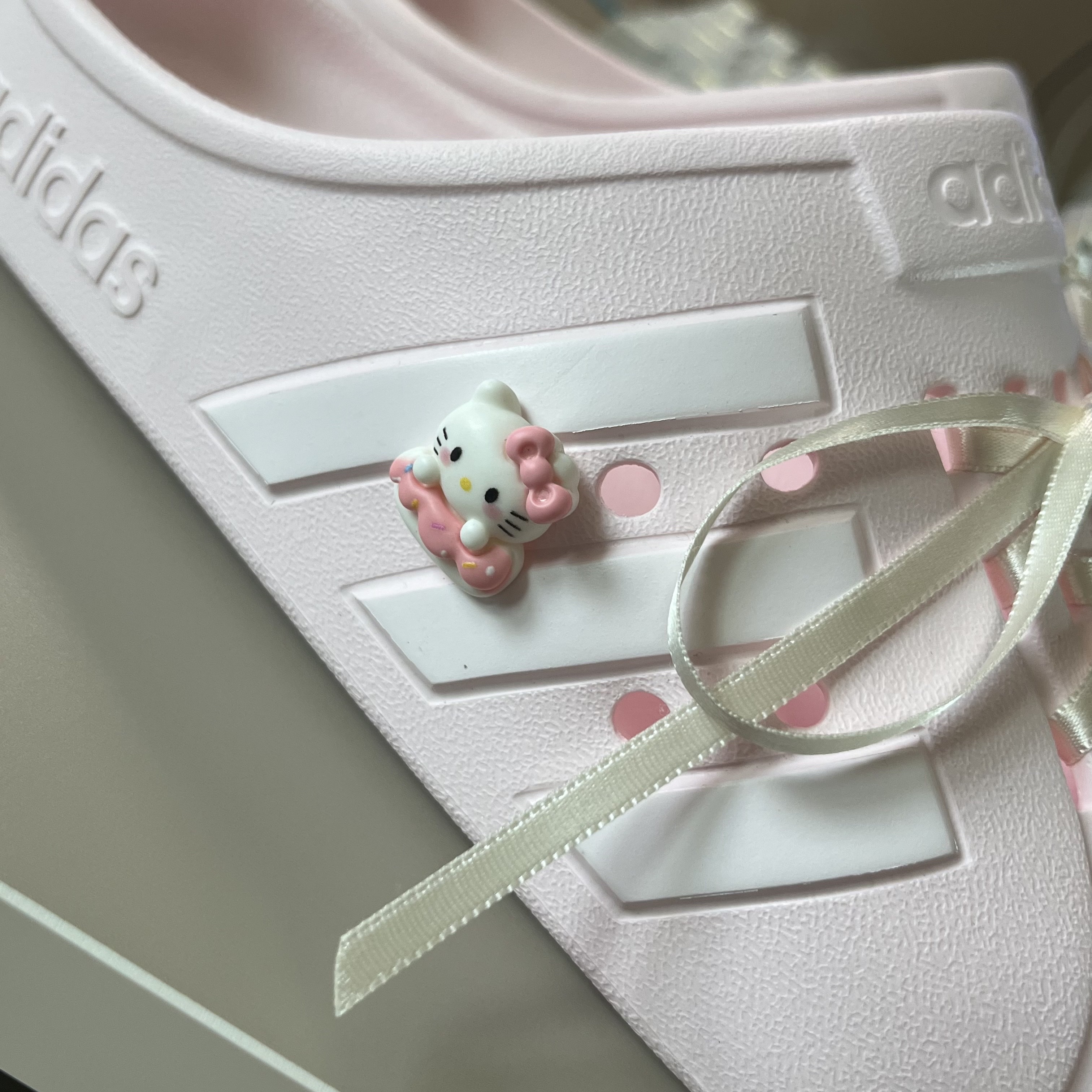 Adidas Adilette Clogs Almost Pink 착용 스타일 - 2