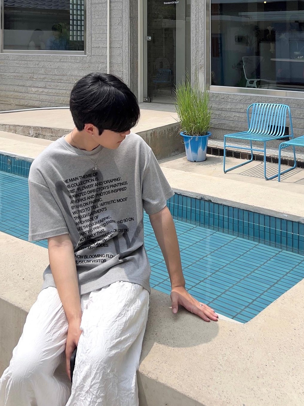 The Museum Visitor Heart Sprayed T-Shirt Grey, The Museum Visitor Heart Sprayed T-Shirts Black 착용 스타일 - 2