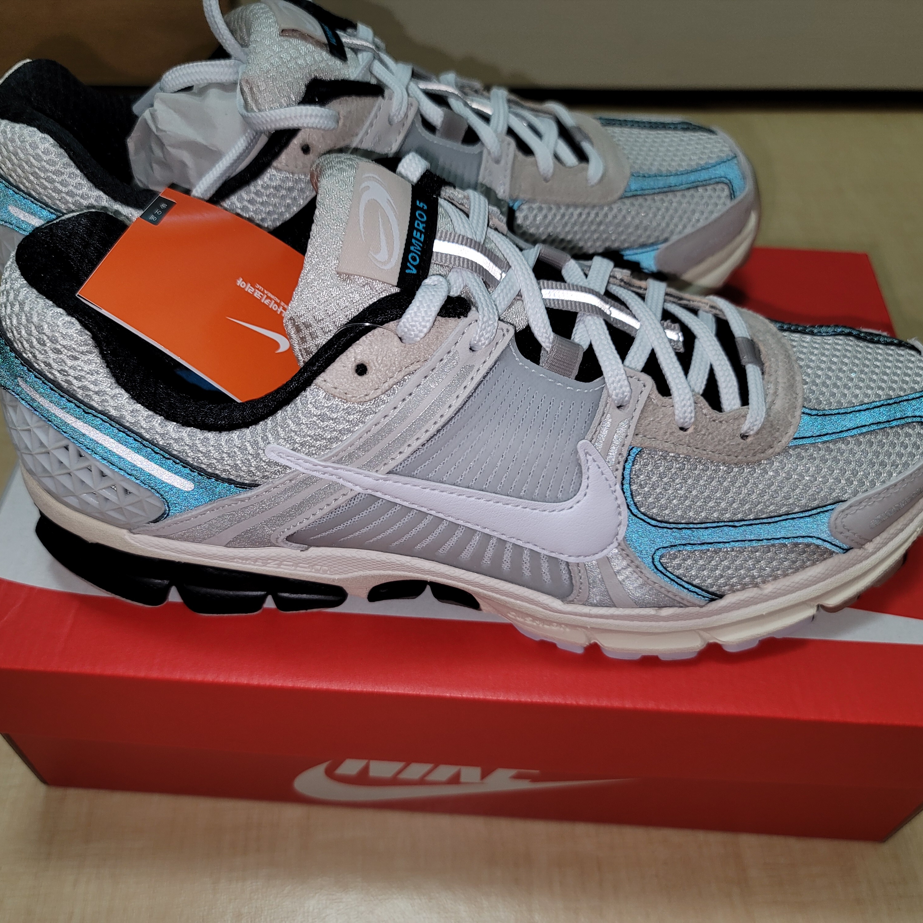 Nike Zoom Vomero 5 Light Bone and Black 착용 스타일
