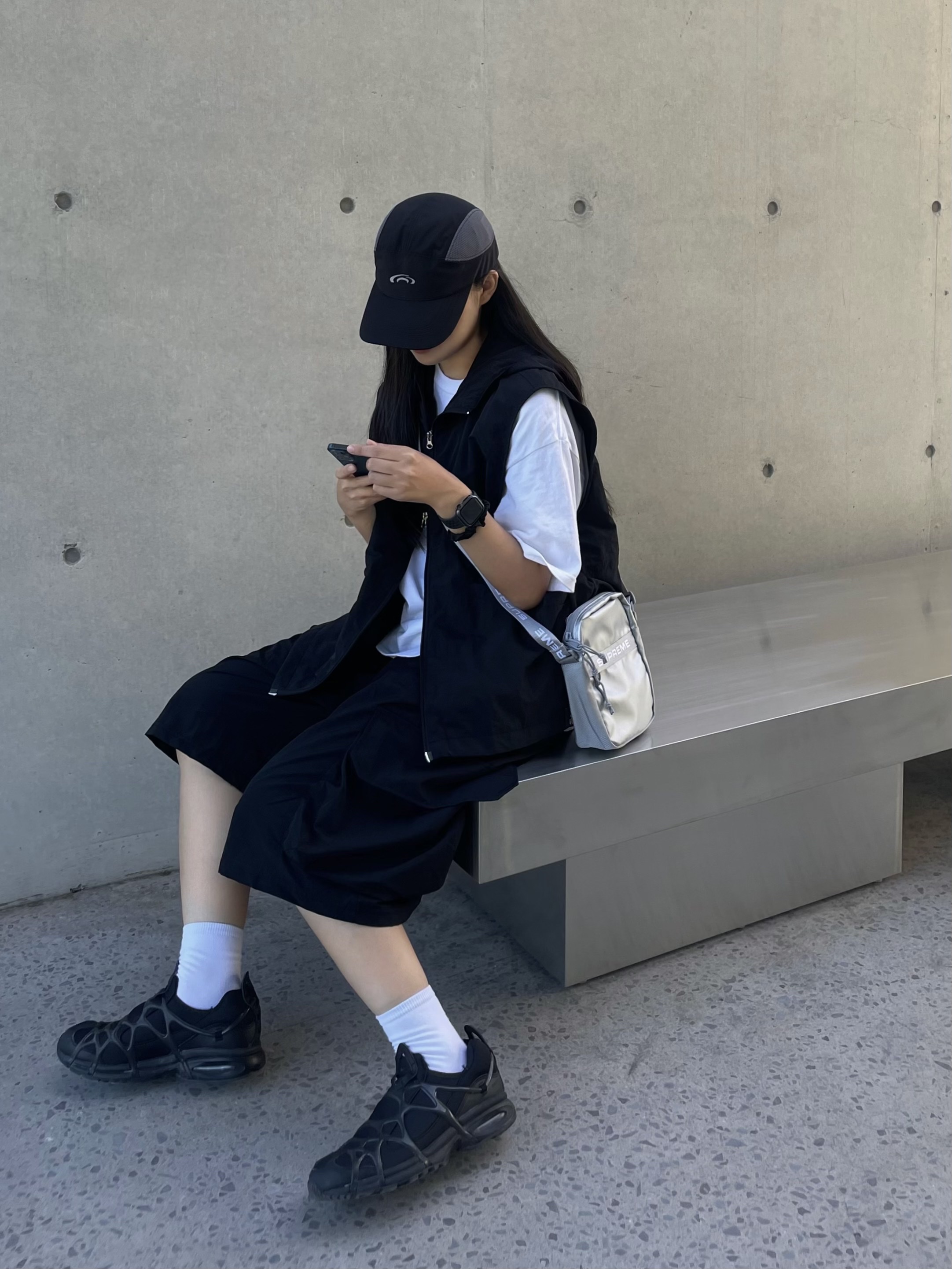 Supreme Shoulder Bag Silver - 22FW, Nike Air Kukini Triple Black 착용 스타일 - 1
