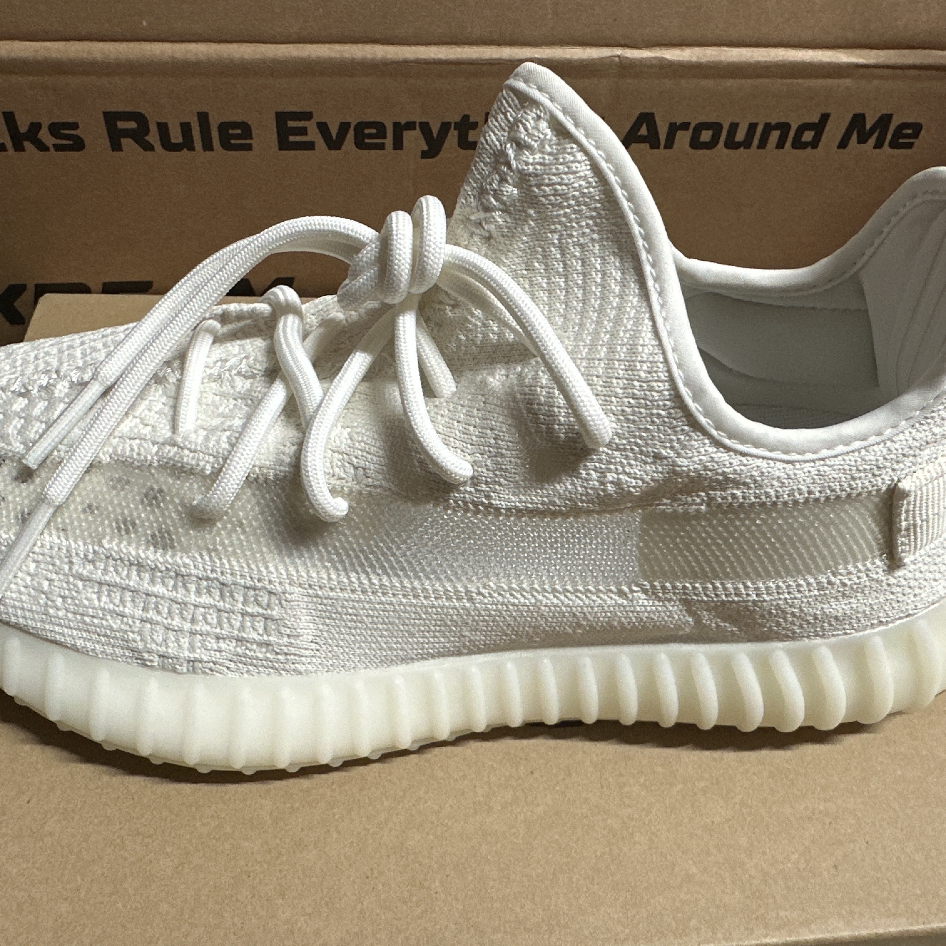Adidas Yeezy Boost 350 V2 Bone 착용 스타일