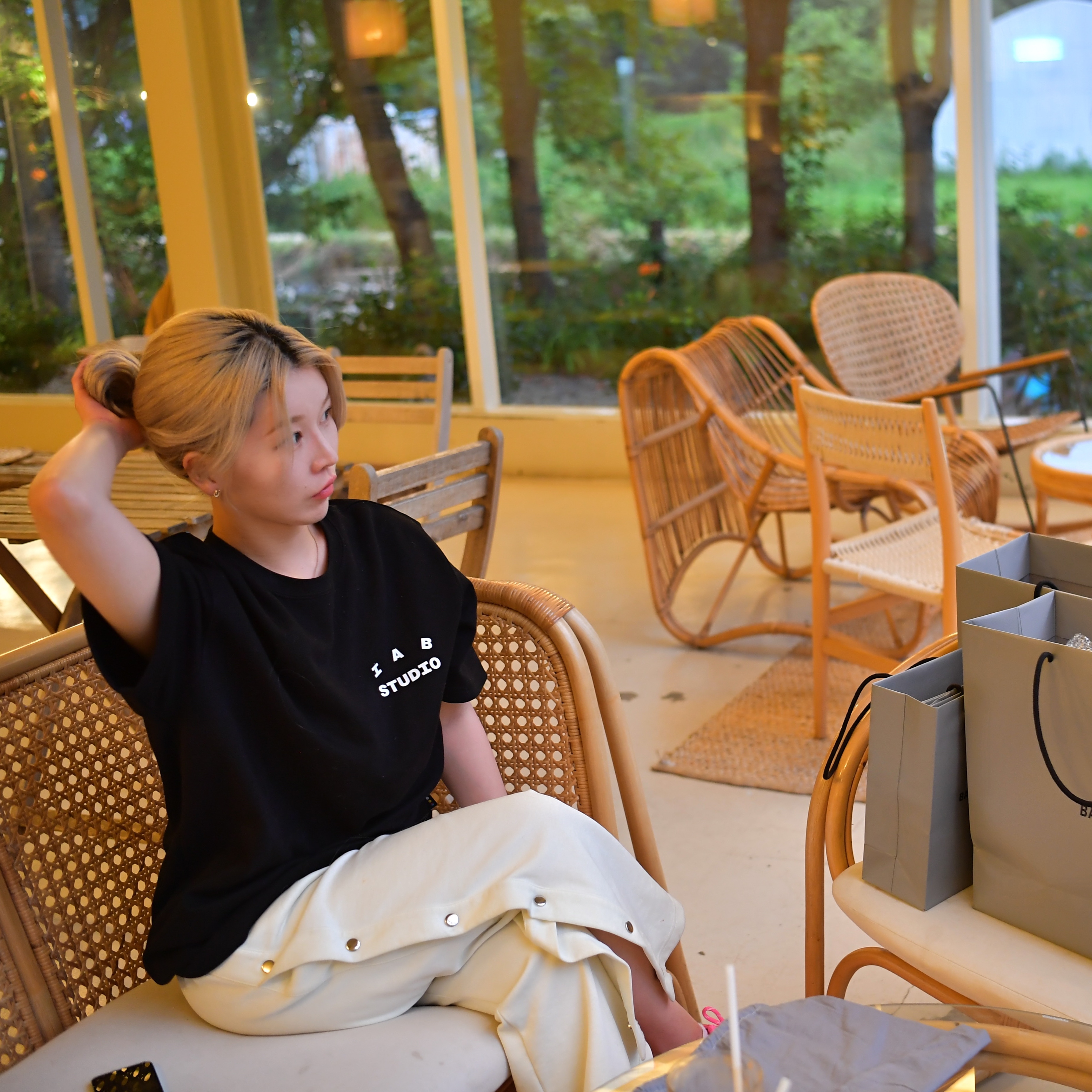 IAB Studio 10th Anniversary T-Shirt Black, IAB Studio 10th Anniversary T-Shirts Pack White & Black (2 Pack) 착용 스타일 - 1
