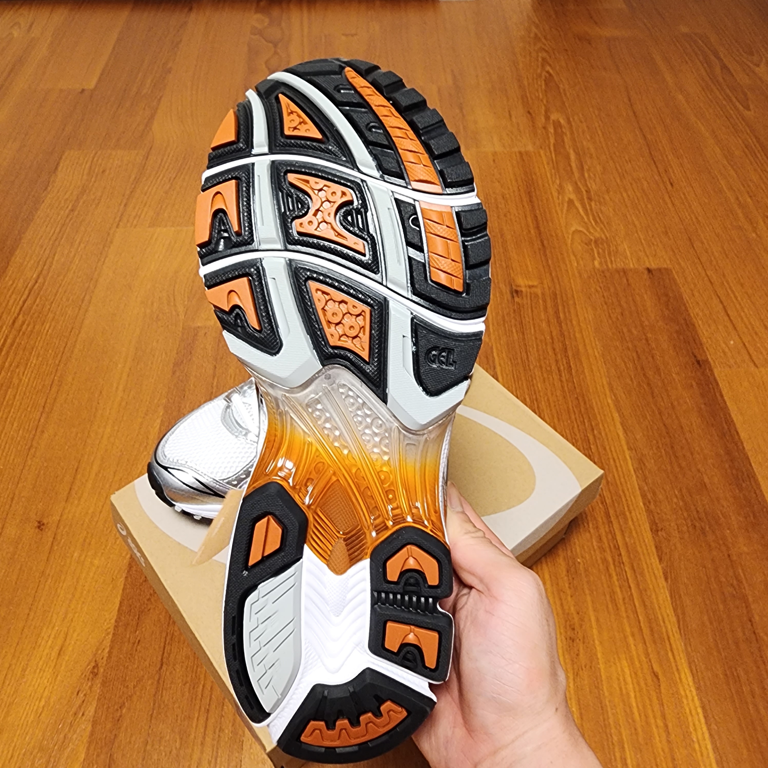 Asics Gel-Kayano 14 White Piquant Orange 착용 스타일 - 5