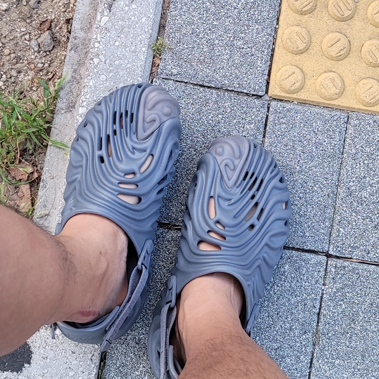 Crocs x Salehe Bembury Pollex Clog Niagara 착용 스타일