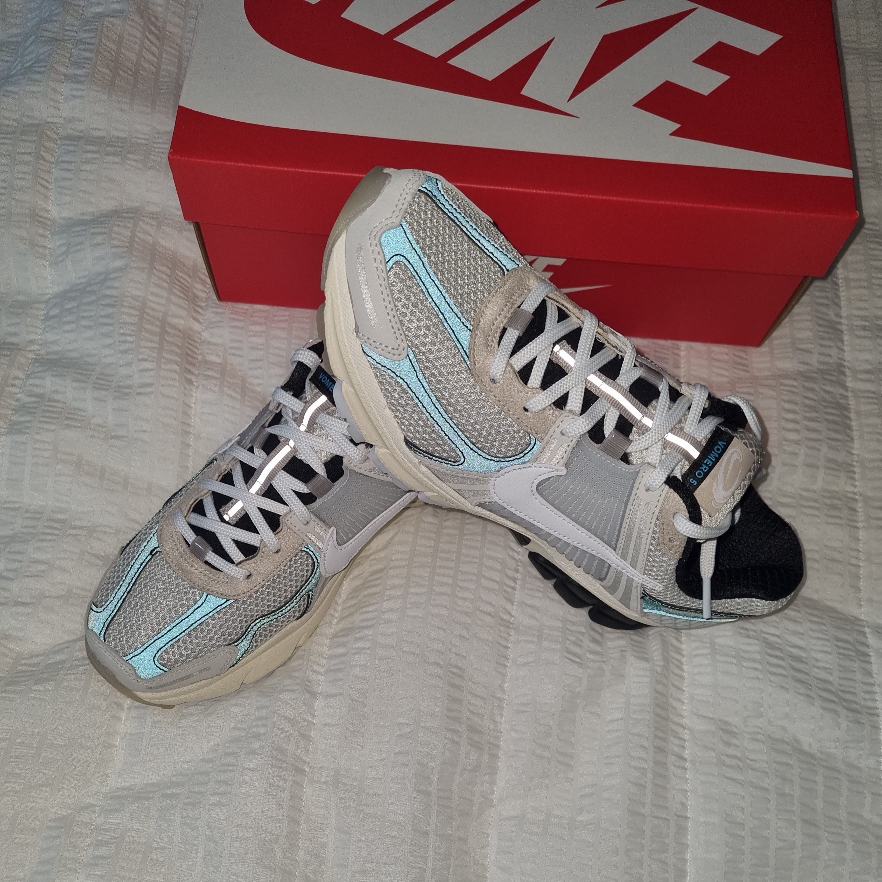 Nike Zoom Vomero 5 Light Bone and Black 착용 스타일 - 2