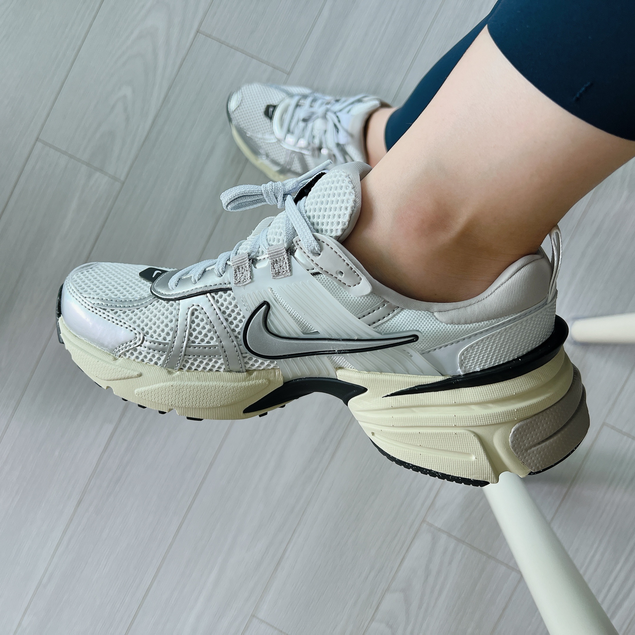 Nike V2K Run Summit White Metallic Silver 착용 스타일 - 1