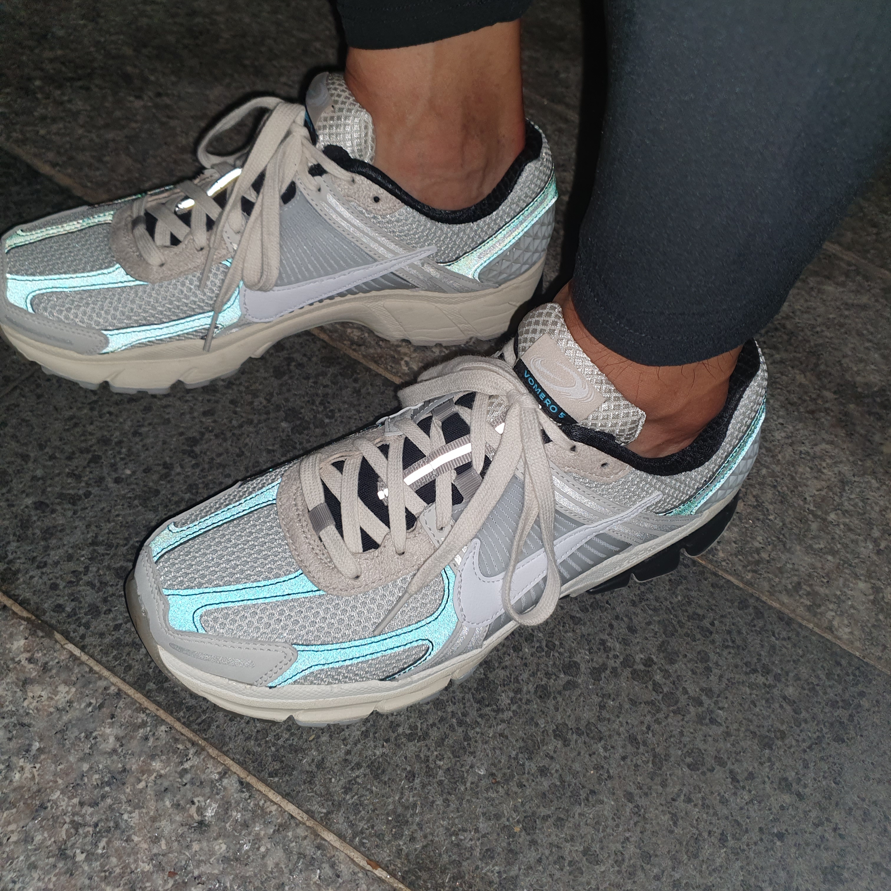 Nike Zoom Vomero 5 Light Bone and Black 착용 스타일 - 2