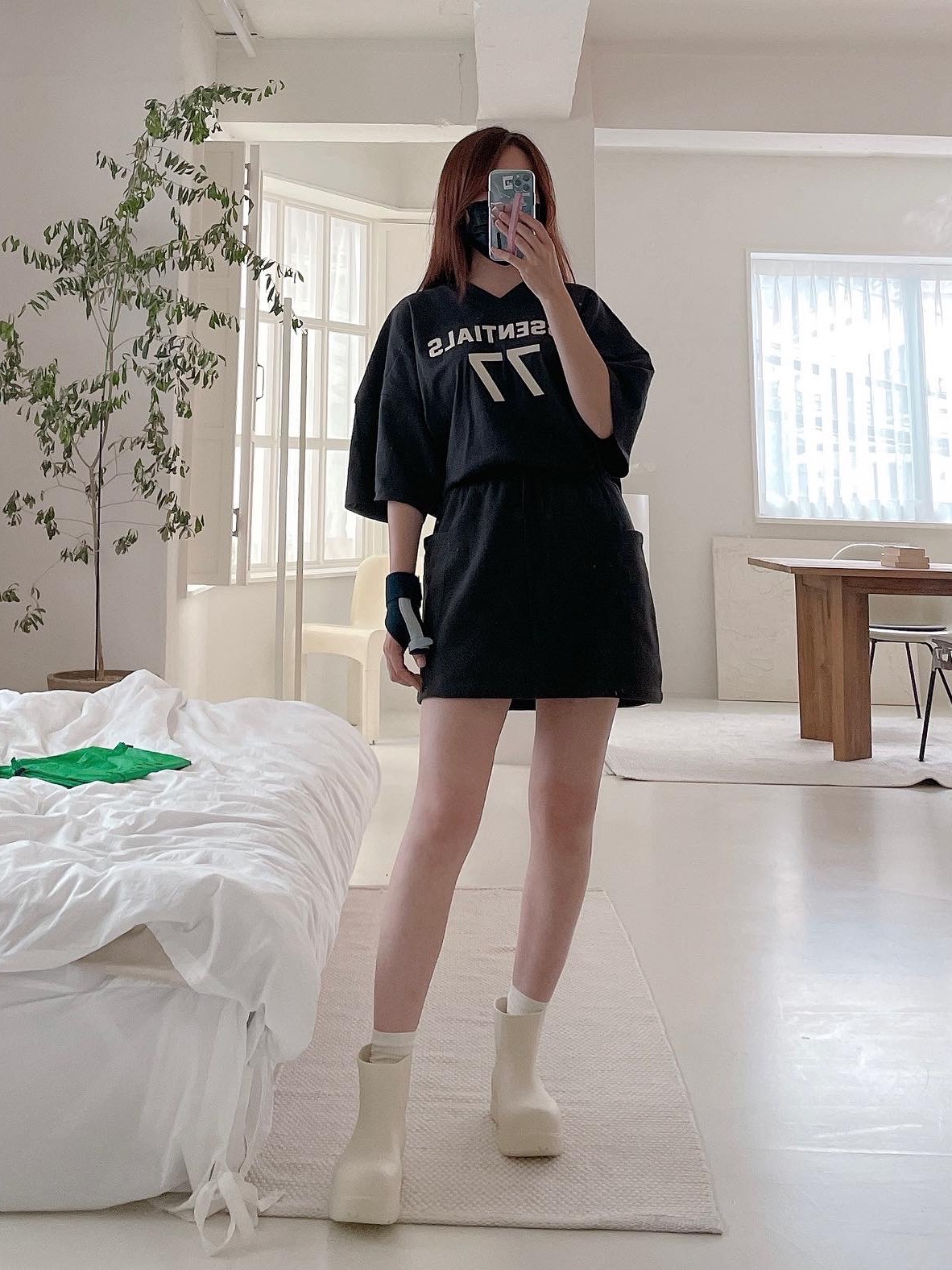 (W) Essentials 77 Football T-Shirt Iron - 22SS, (W) Essentials Fleece Skirt Iron - 22SS 착용 스타일 - 1