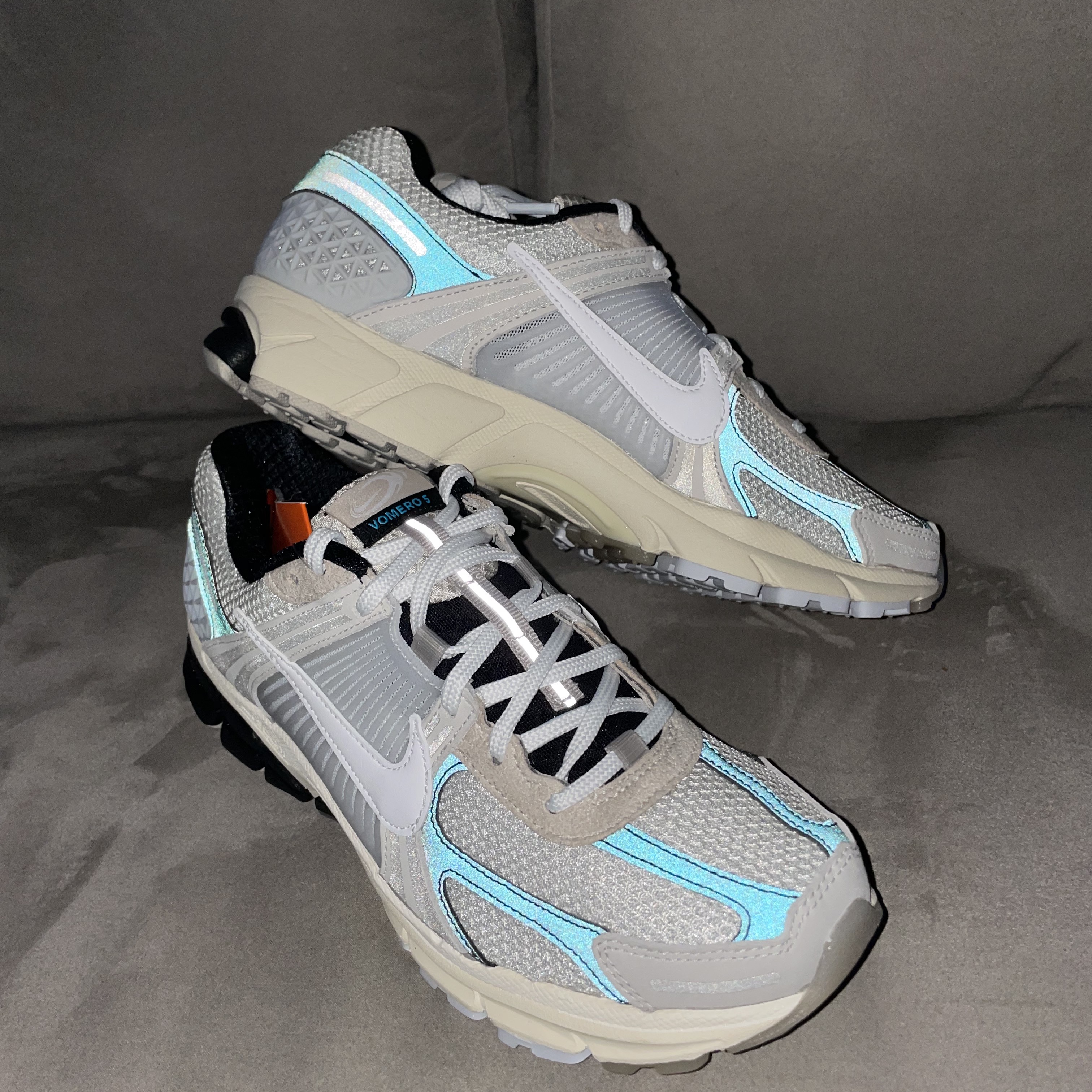 Nike Zoom Vomero 5 Light Bone and Black 착용 스타일 - 5