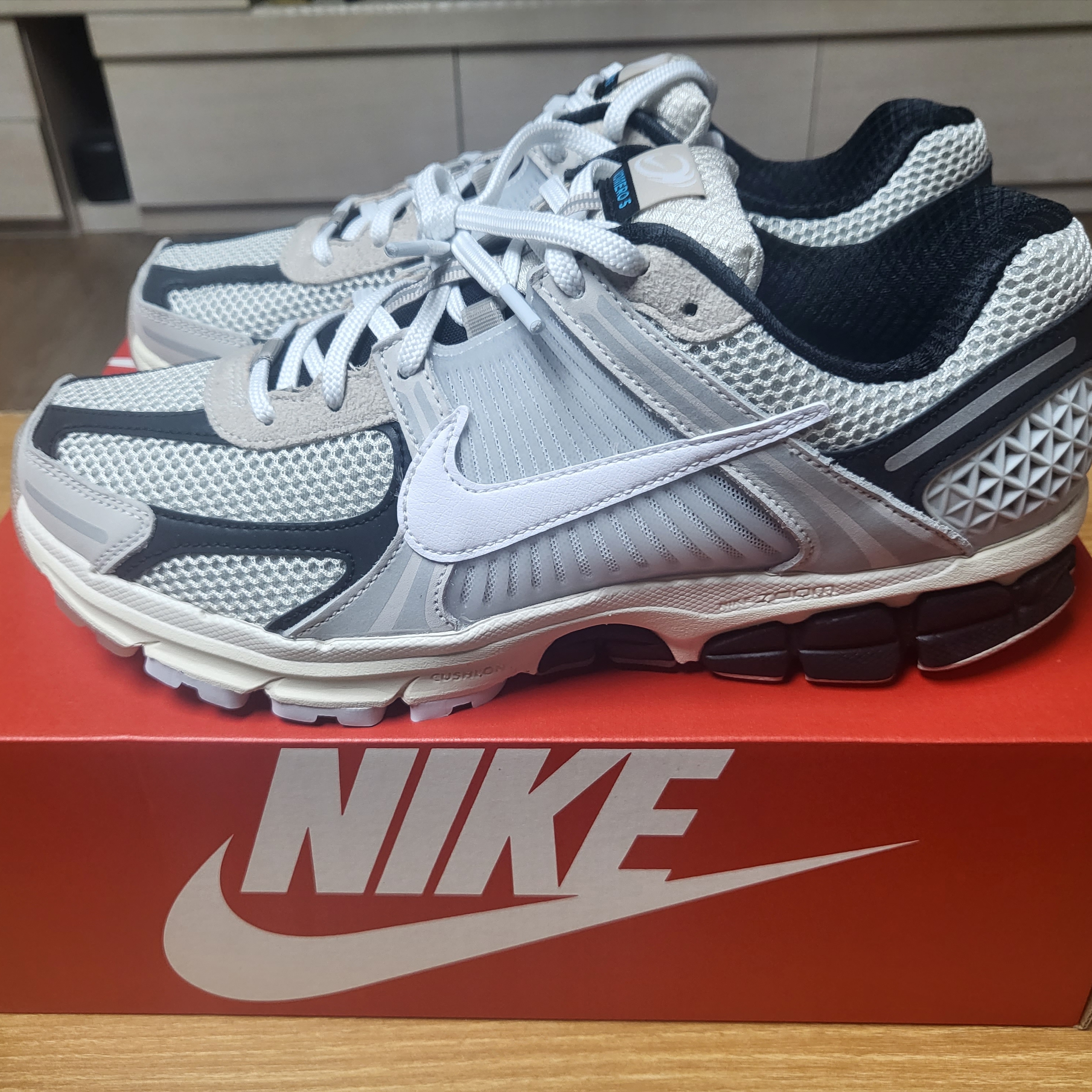Nike Zoom Vomero 5 Light Bone and Black 착용 스타일